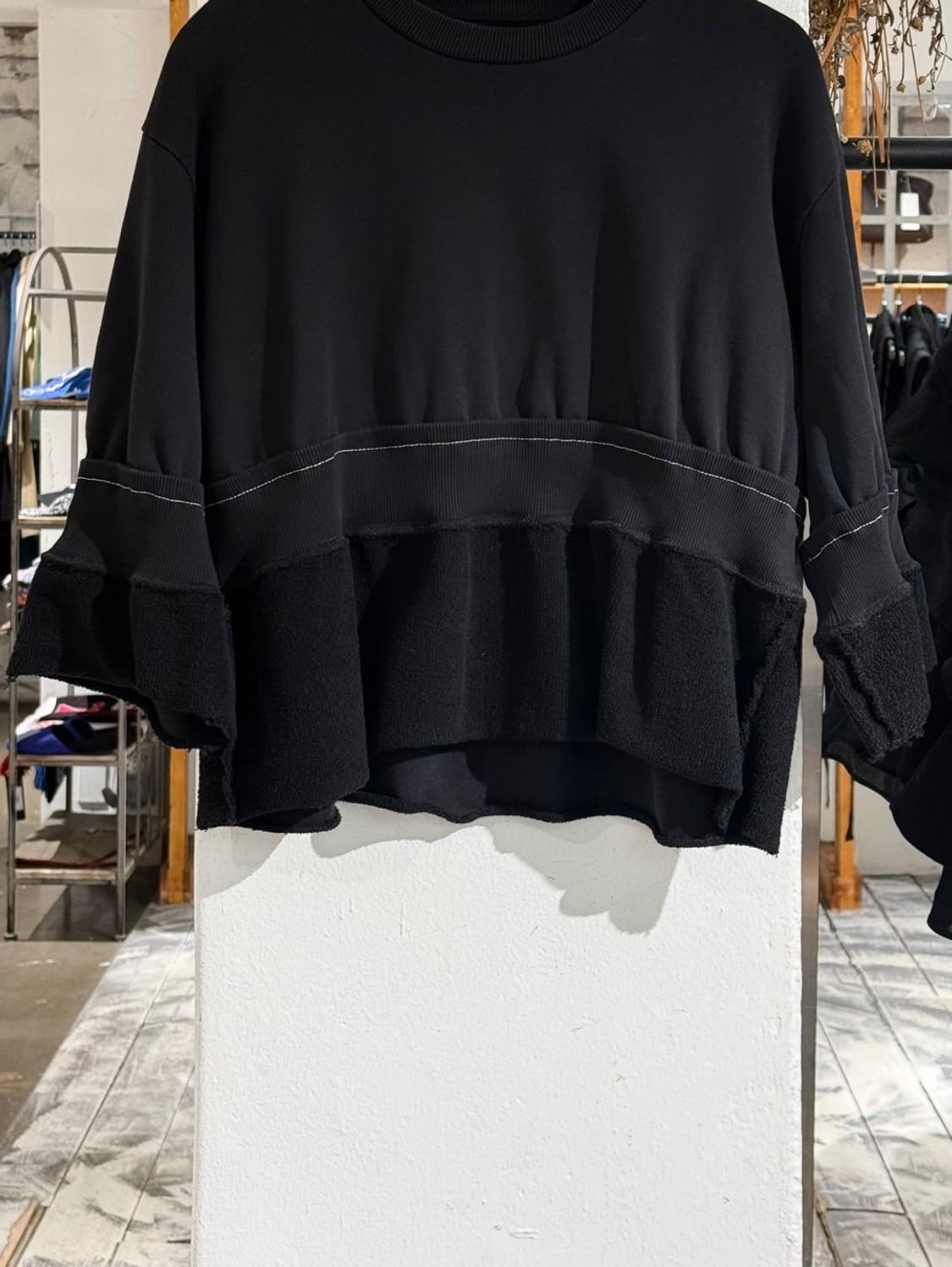 엠엠식스 블랙 크롭 인사이드 아웃 스웻 셔츠 상품이미지5