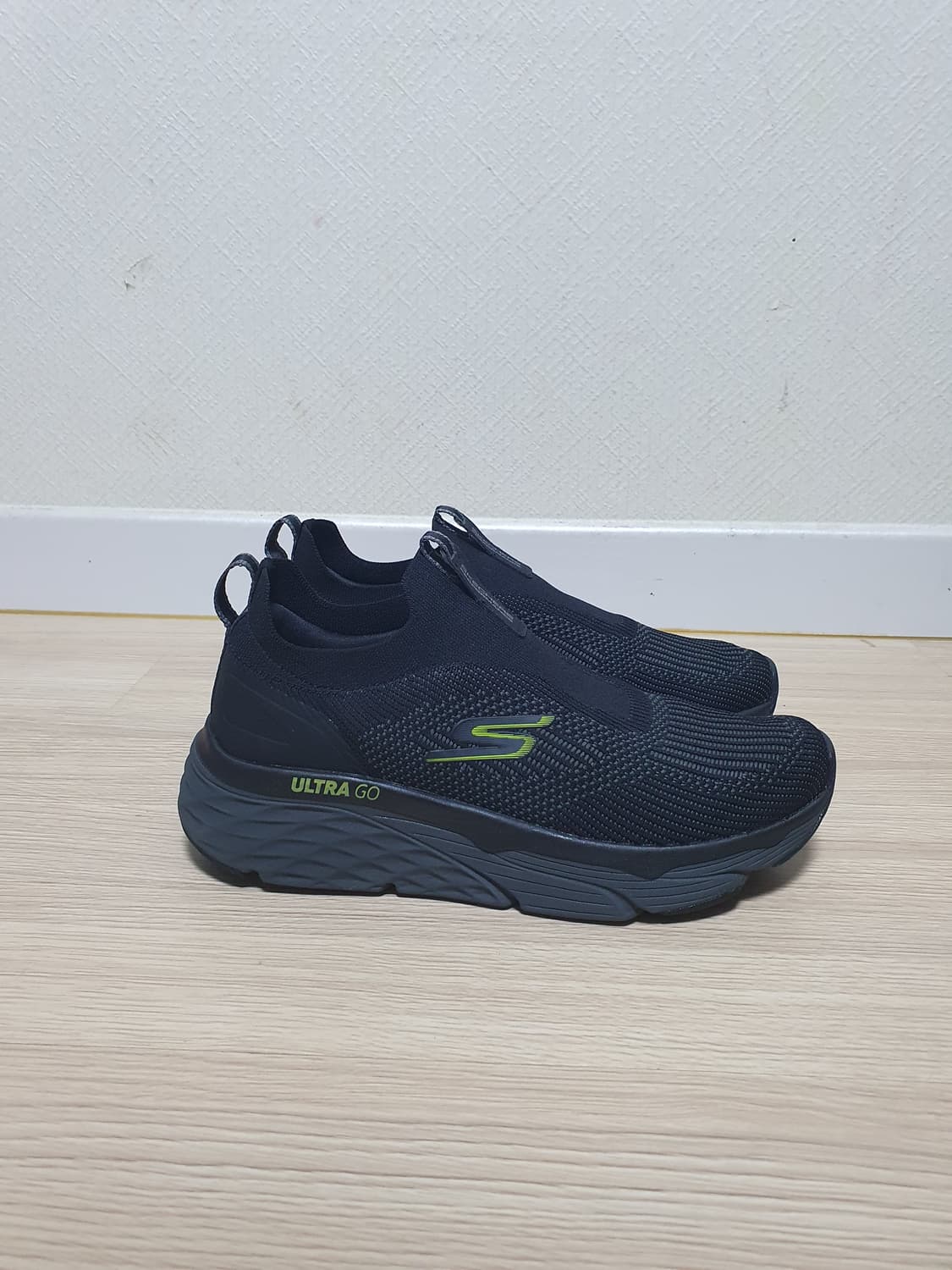 스케쳐스 울트라 고 슬립온 블랙 260 상품이미지1