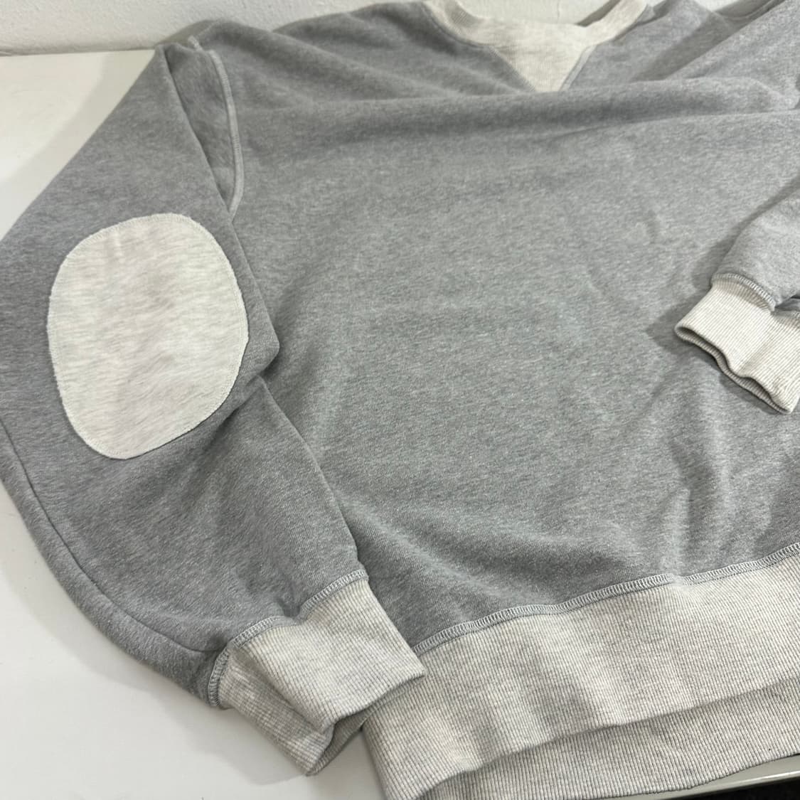 XL 곤니치와봉쥬르 그레이 오버핏 엘보우패치 코튼 맨투맨 상품이미지2