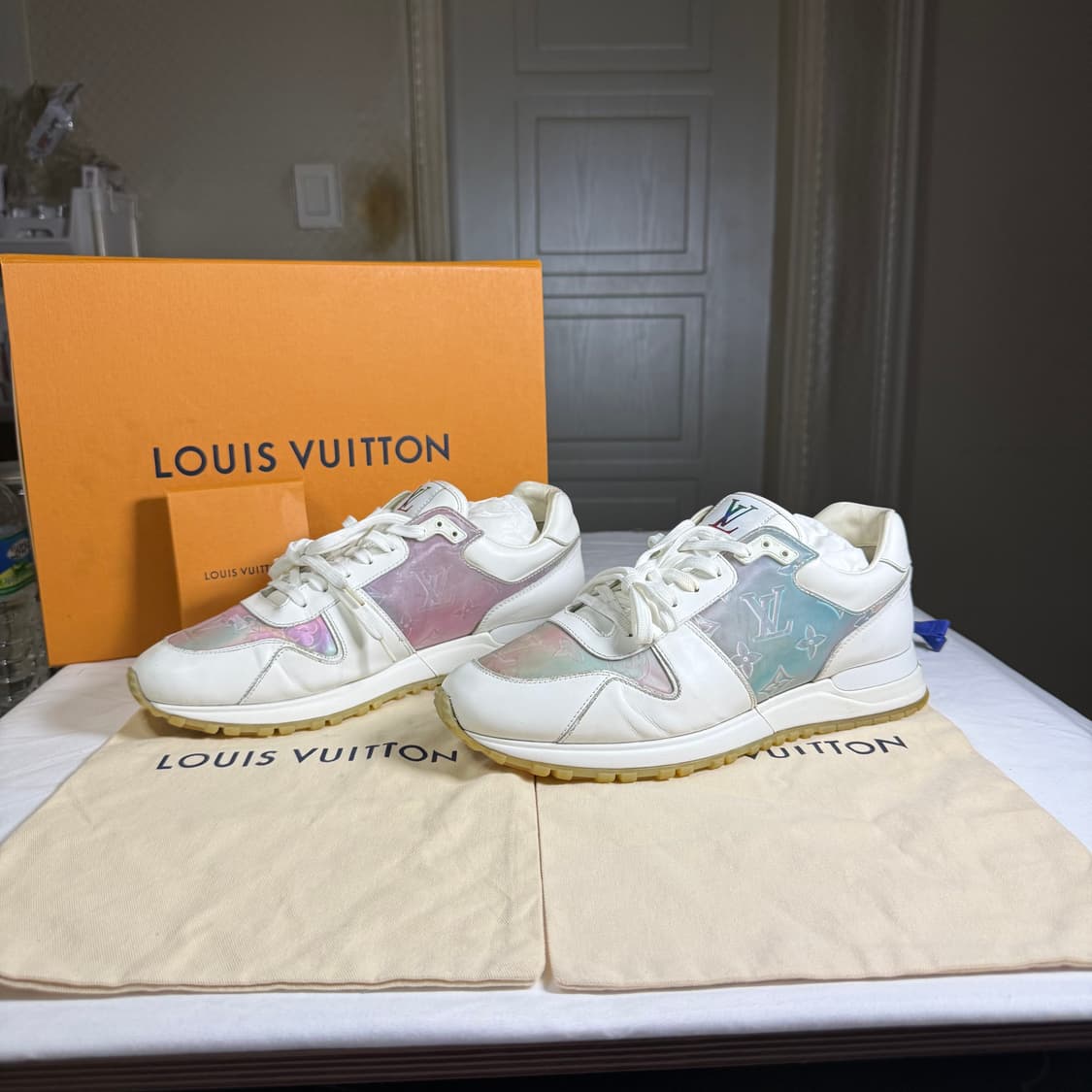 루이비통 프리즘 모노그램 런어웨이 스니커즈 상품이미지1