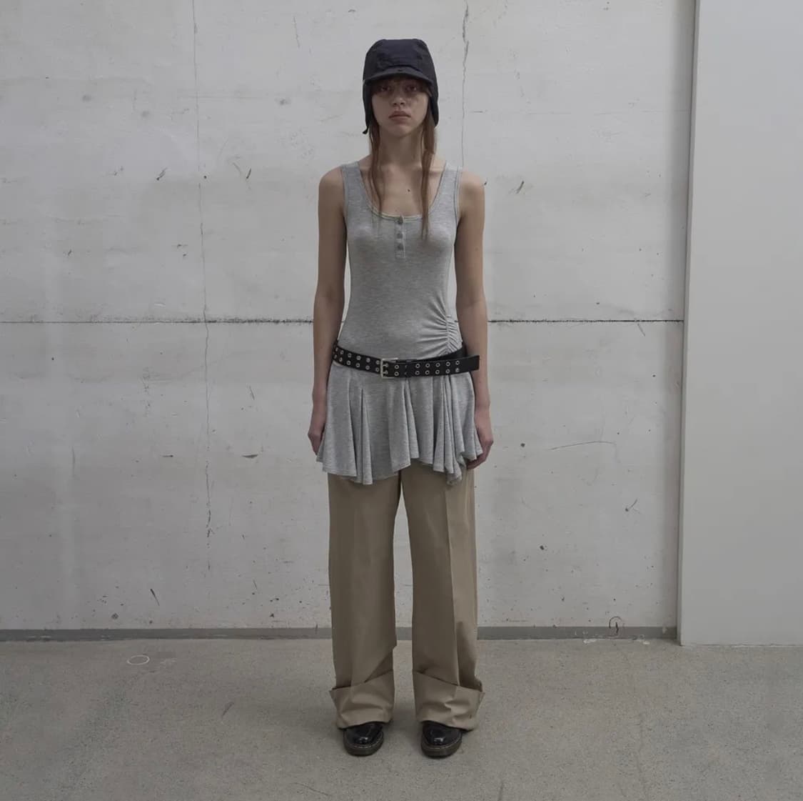 FRILL SLEEVELESS TOP (GREY) 상품이미지1