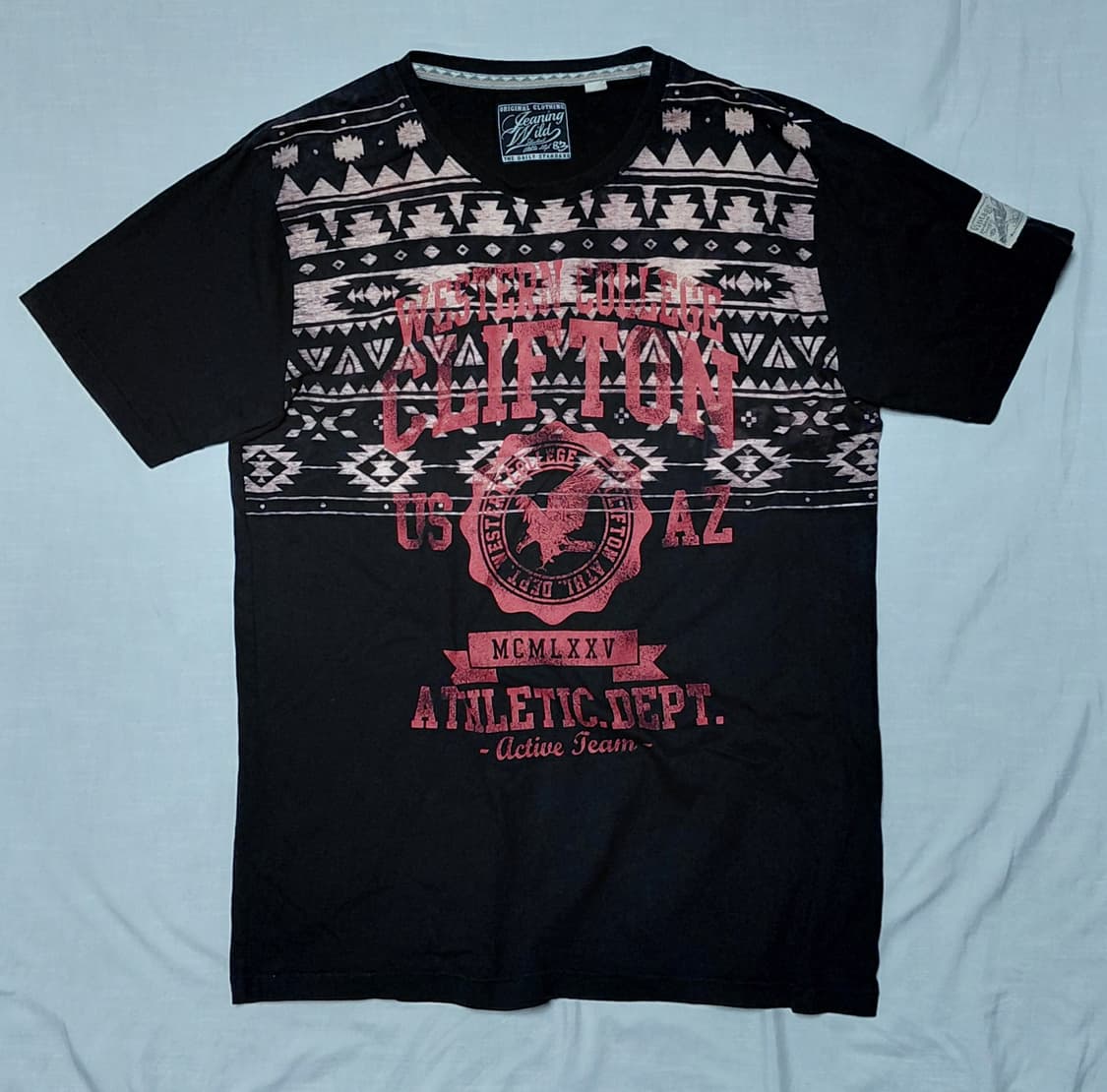 [LL] Jeaning Wild 웨스턴 컬리지 에스닉 프린팅 티셔츠 상품이미지1