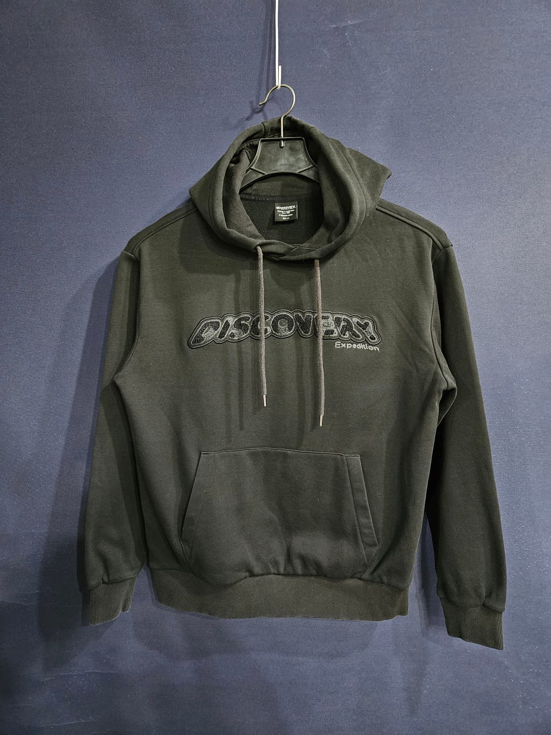 디스커버리 블랙차콜 남성 세미오버핏 95 기모 포켓 후드티  상품이미지1