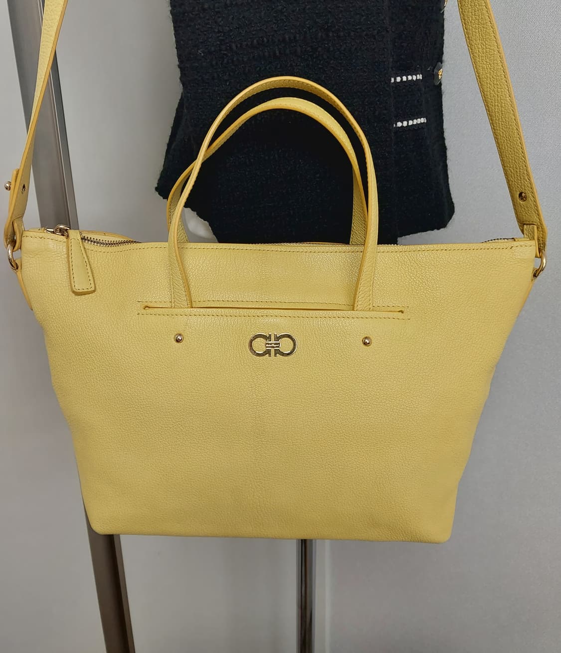 살바토레 페라가모 옐로우 미카 레더 토트 숄더백
(정품) 상품이미지2