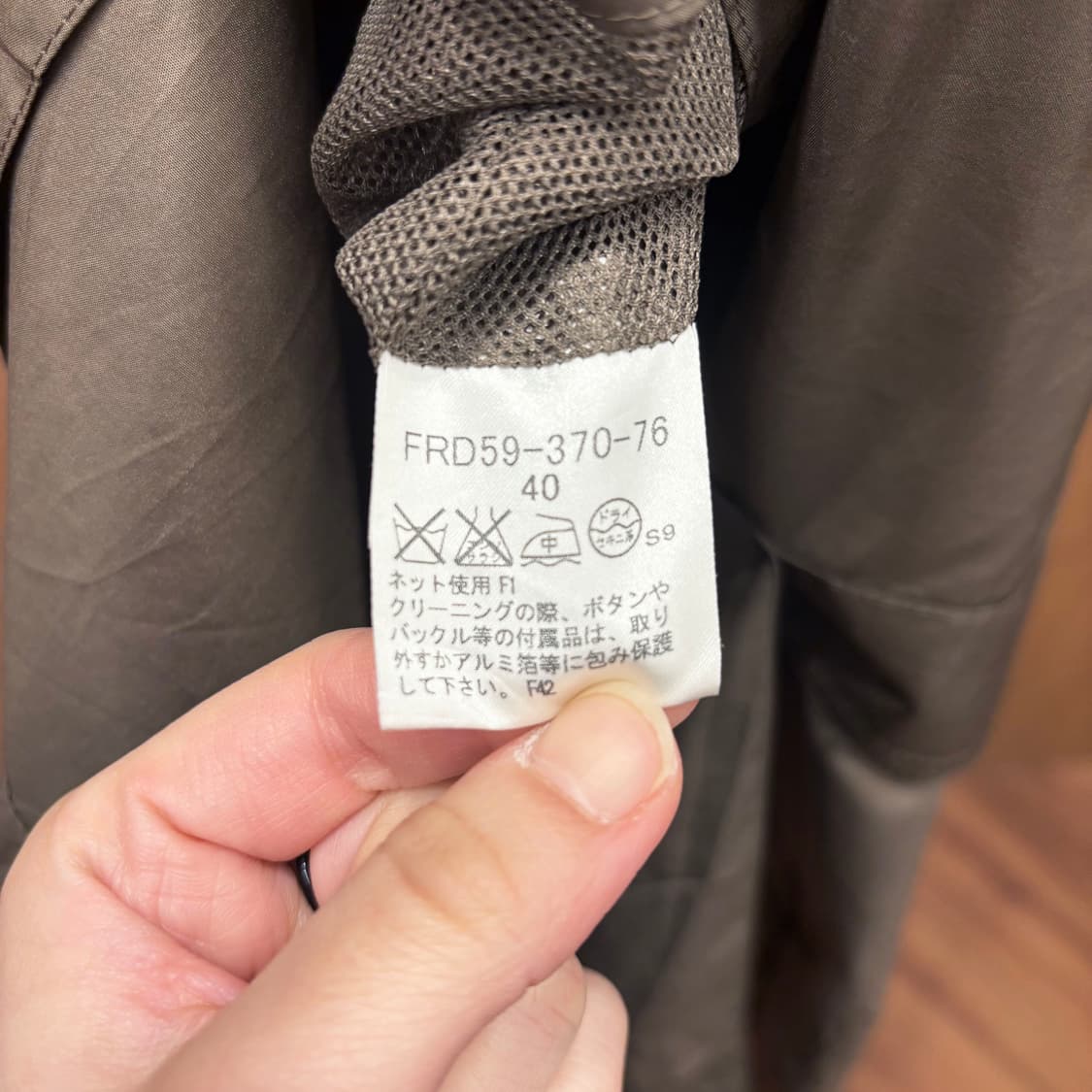 버버리 런던 더블 버튼 라이트 트렌치 코트 넥라인 스트랩 디테일 브라운 상품이미지8