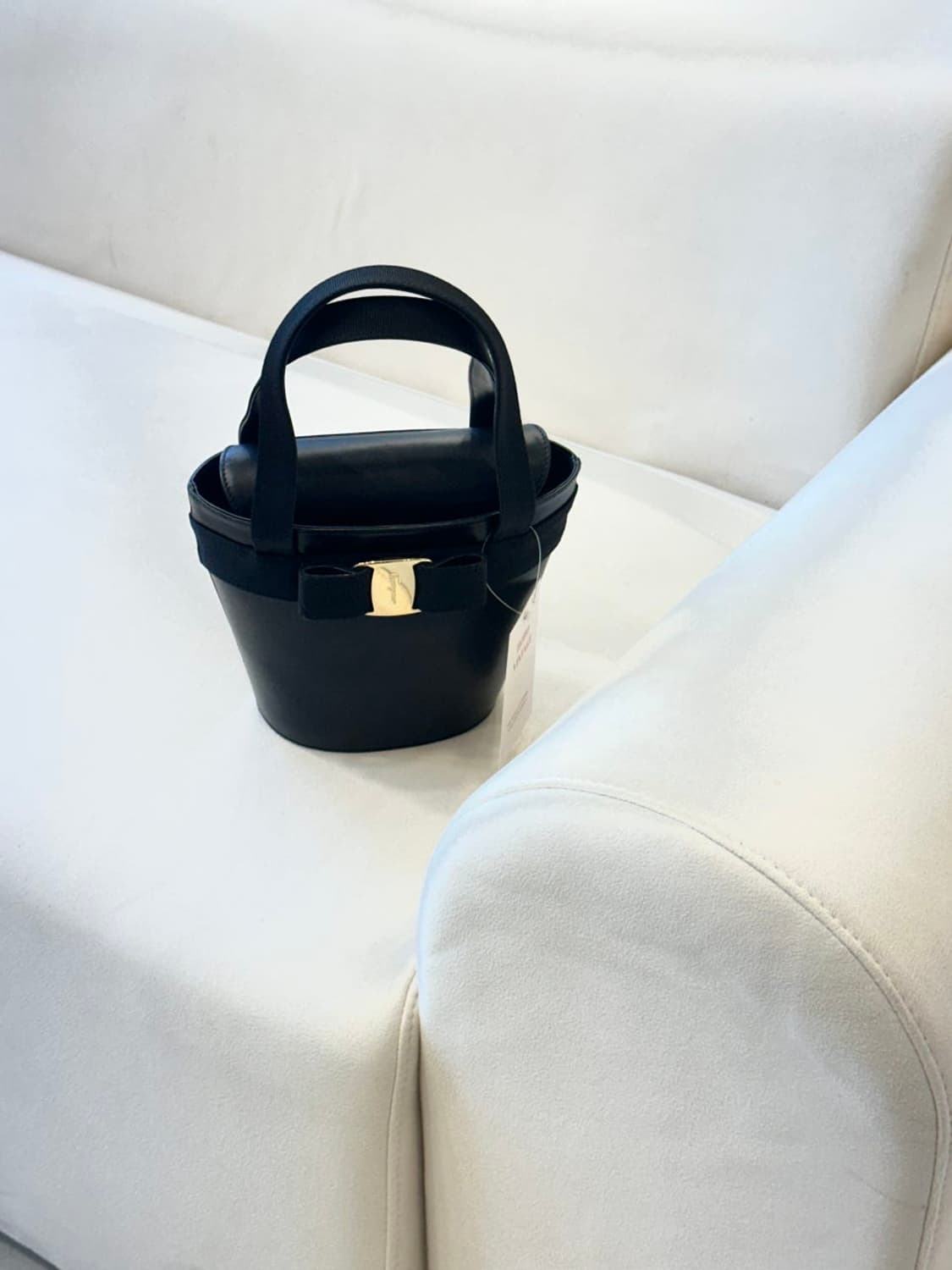 페라가모 바라 리본 버킷 토트백 (정품) 상품이미지1