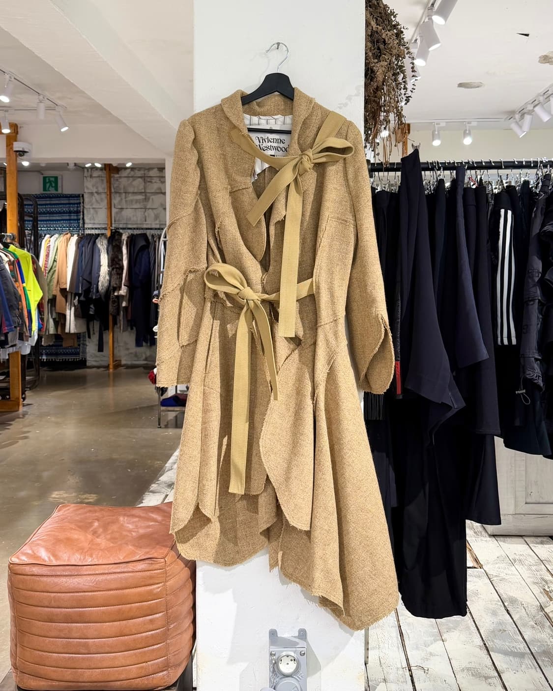 비비안웨스트우드 베이지 리본 트램프 코트 상품이미지1