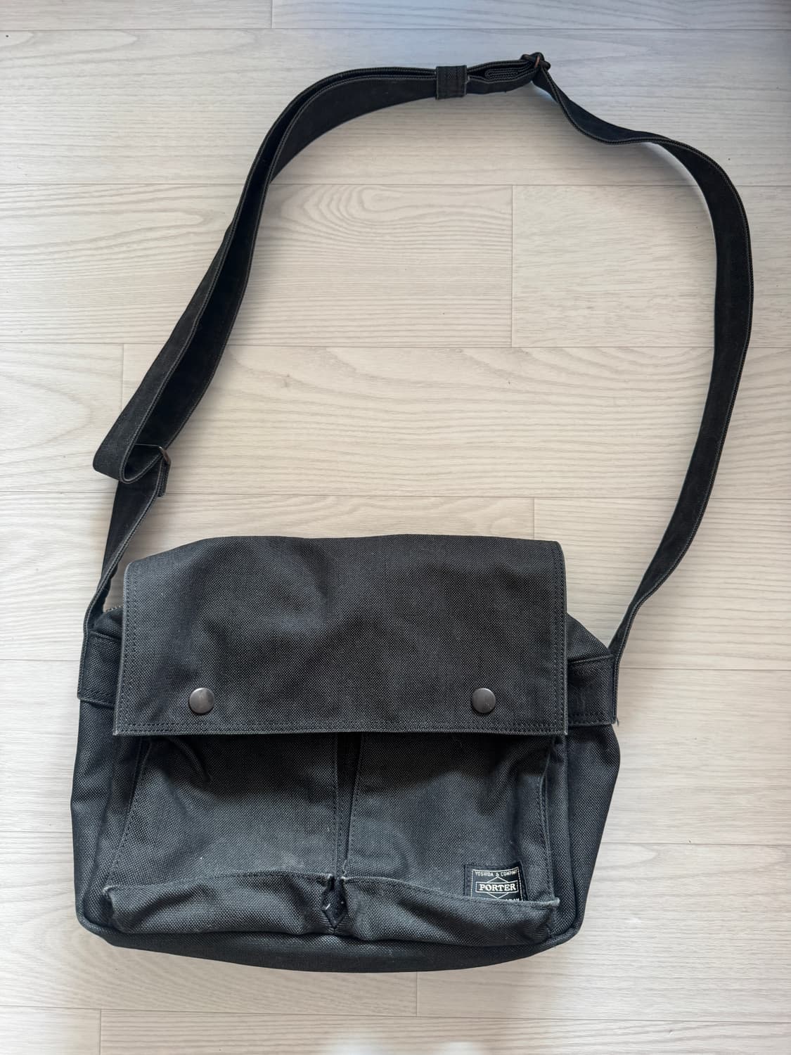 포터 차콜그레이 크로스백 상품이미지1