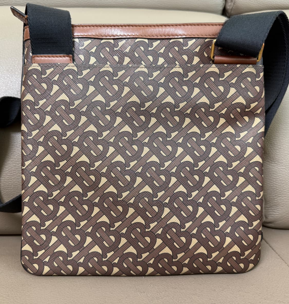 버버리 모노그램 메신저백 크로스백 탄컬러 상품이미지3