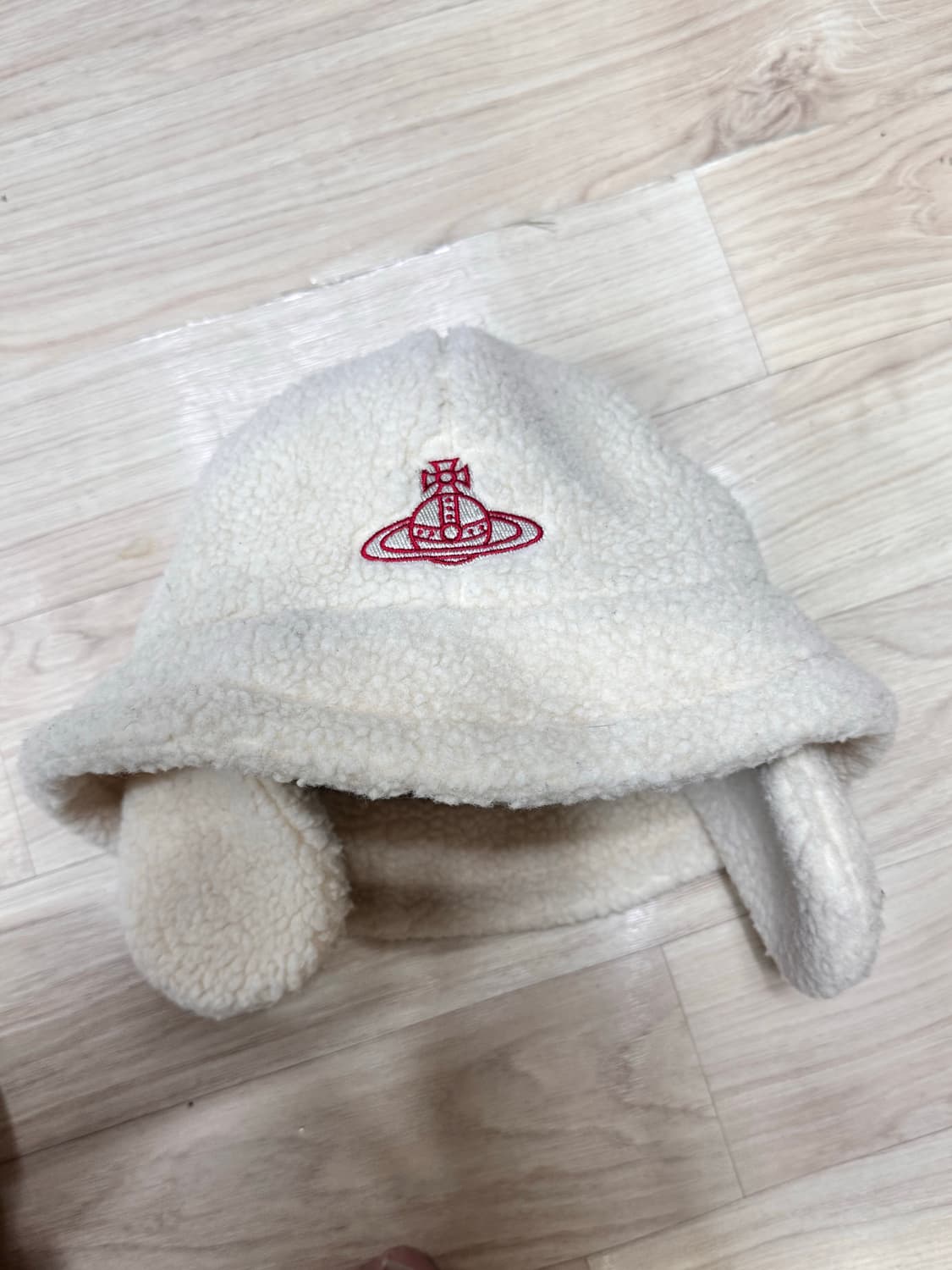 (정품)비비안 웨스트우드 보아 플리스 이어플랩 버킷햇 아이보리 상품이미지3