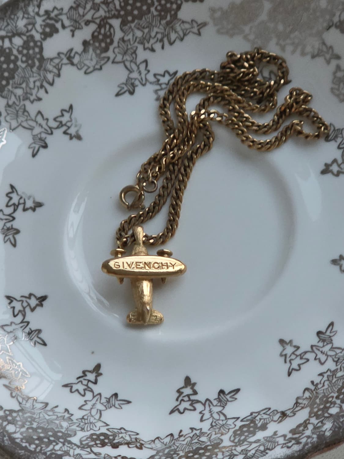 지방시 금장 Givenchy 로고 비행기 목걸이 상품이미지3