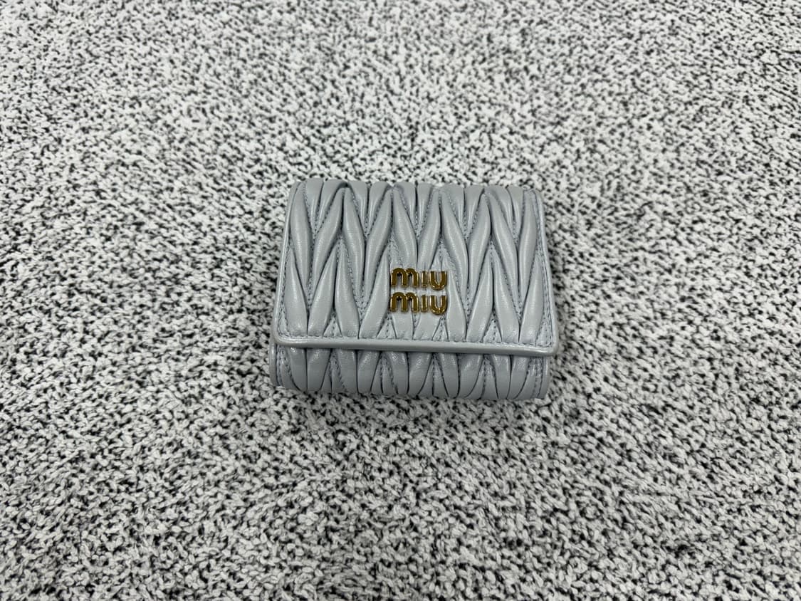 [새상품급] 미우미우 스몰 마테라쎄 나파 가죽 지갑 상품이미지1