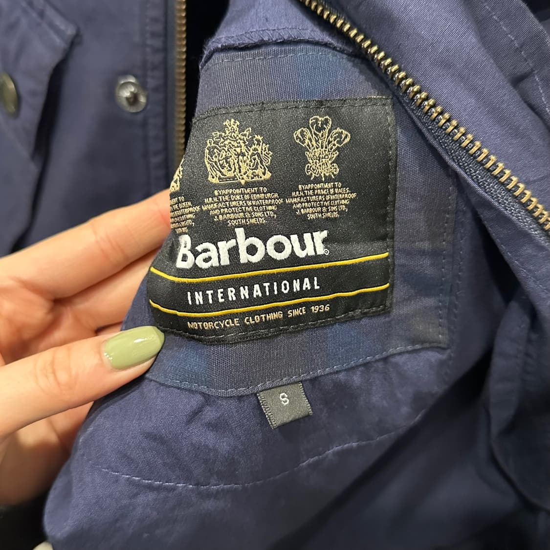 바버 필드 자켓 스탠드 버클 카라 4포켓 소매 로고 디테일 블루 상품이미지8