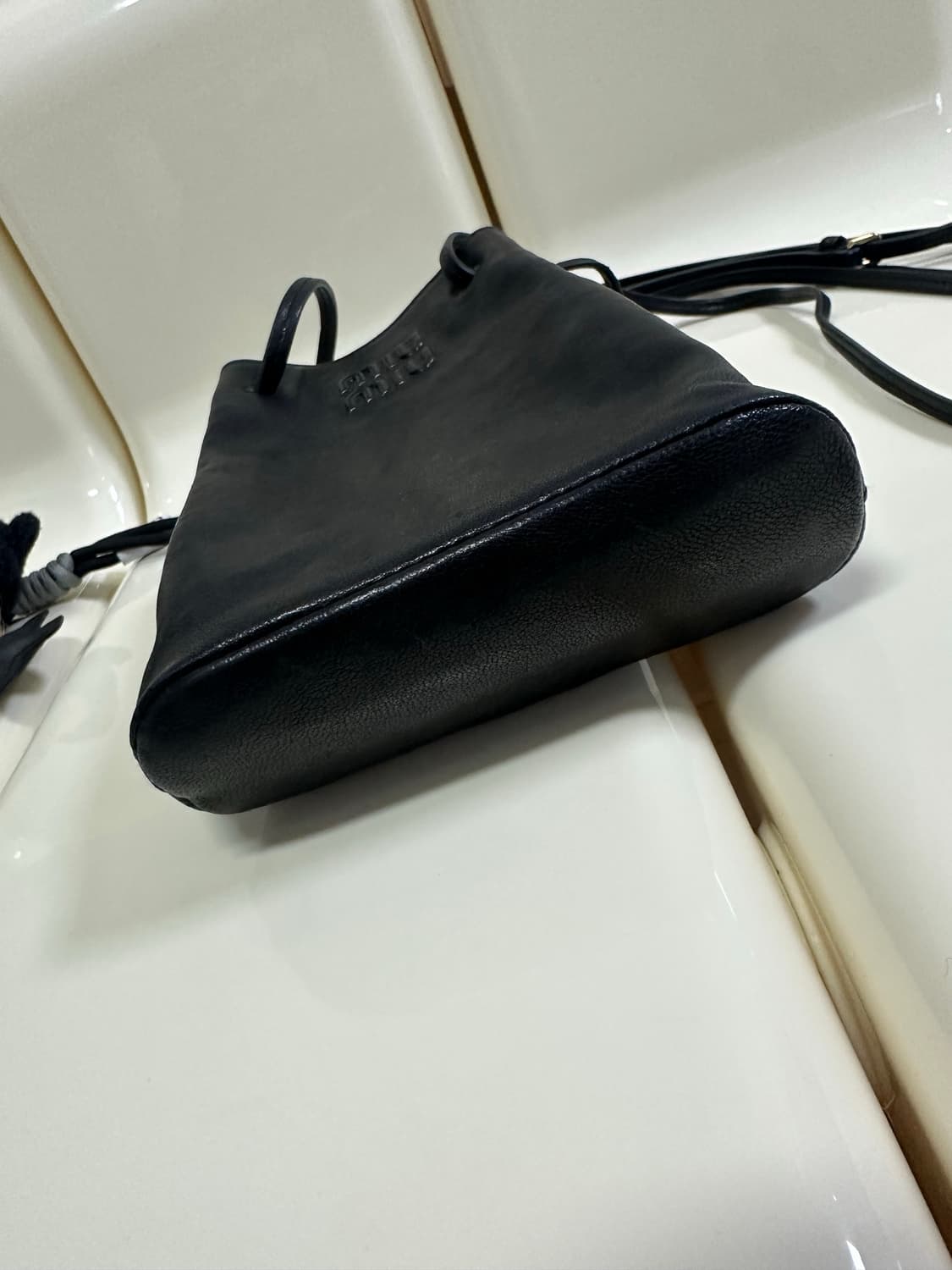 [25년 백화점구매] 정품 미우미우 나파 버킷백 상품이미지6