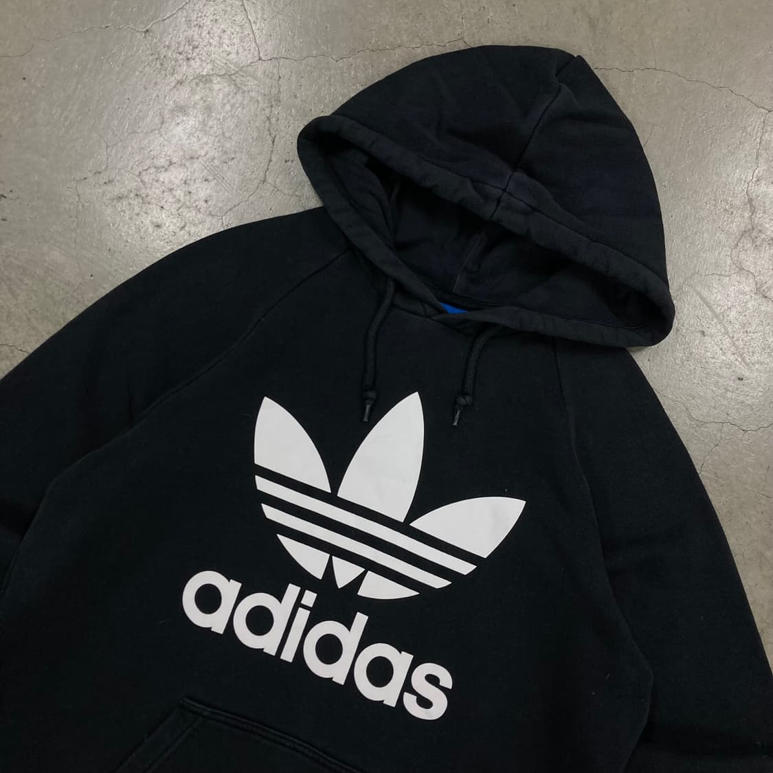 아디다스 블랙 컬러 빅로고 후드티 상품이미지2