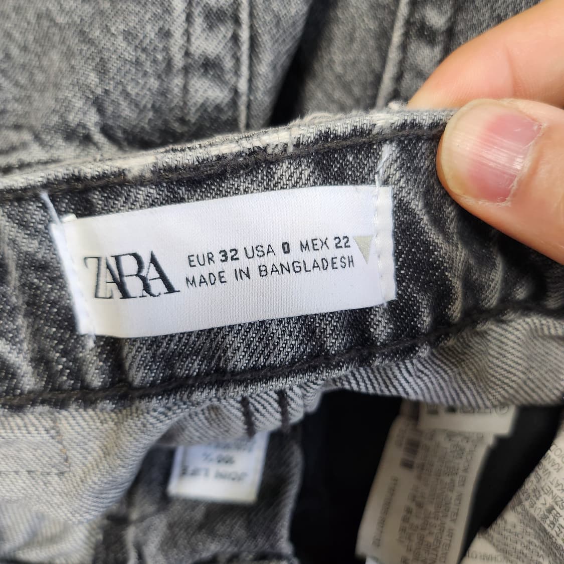 [23] ZARA 블랙 워싱 데님 숏팬츠 상품이미지4