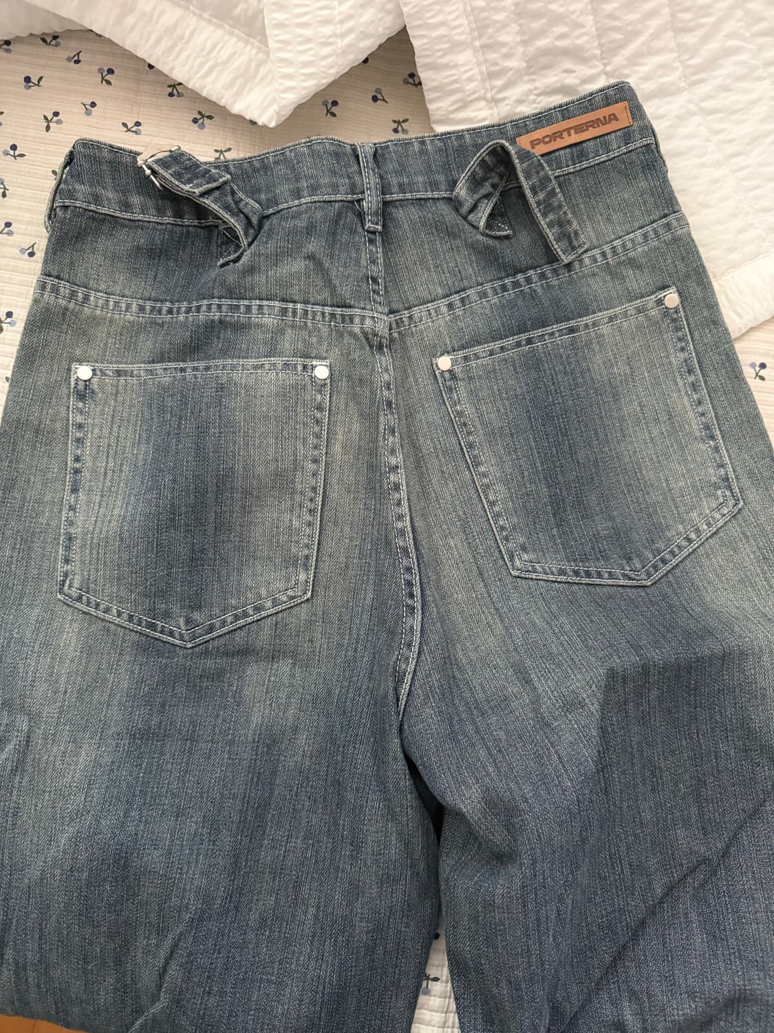 포르테나 CINCH BACK CURVED JEANS-BLUE 상품이미지3