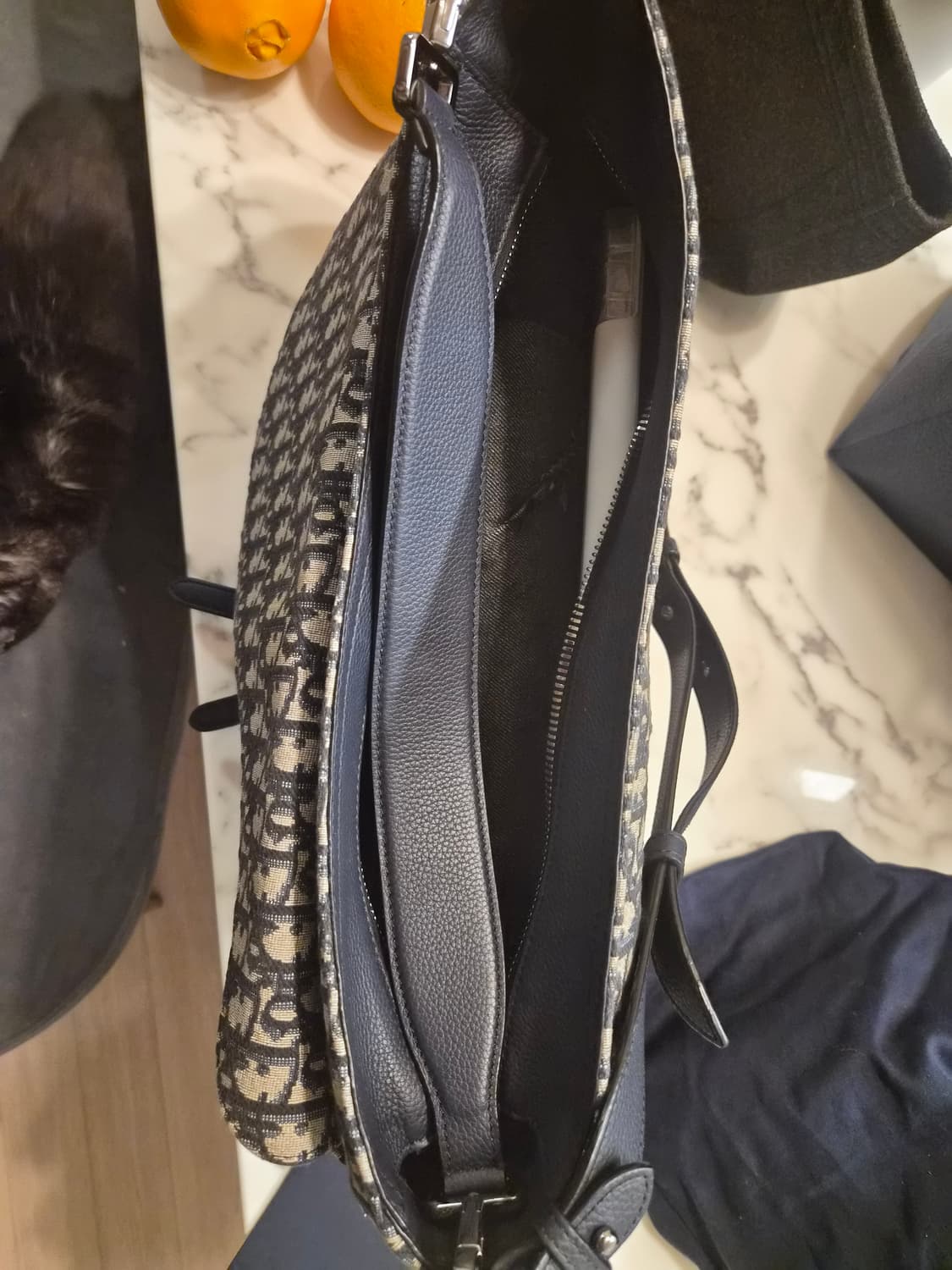 디올 새들 소프트백 라지 23년구매 상품이미지4