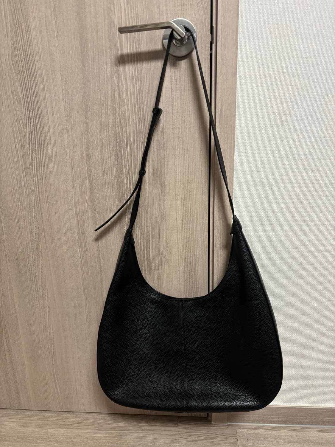 애프터프레이 크레센트 레더백 블랙 상품이미지1