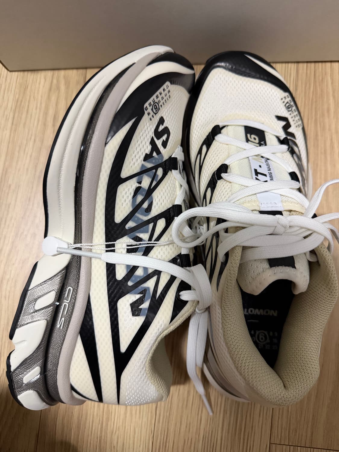 살로몬 x MM6 메종 마르지엘라 XT-MM6 바닐라 아이스 블랙 235 상품이미지3