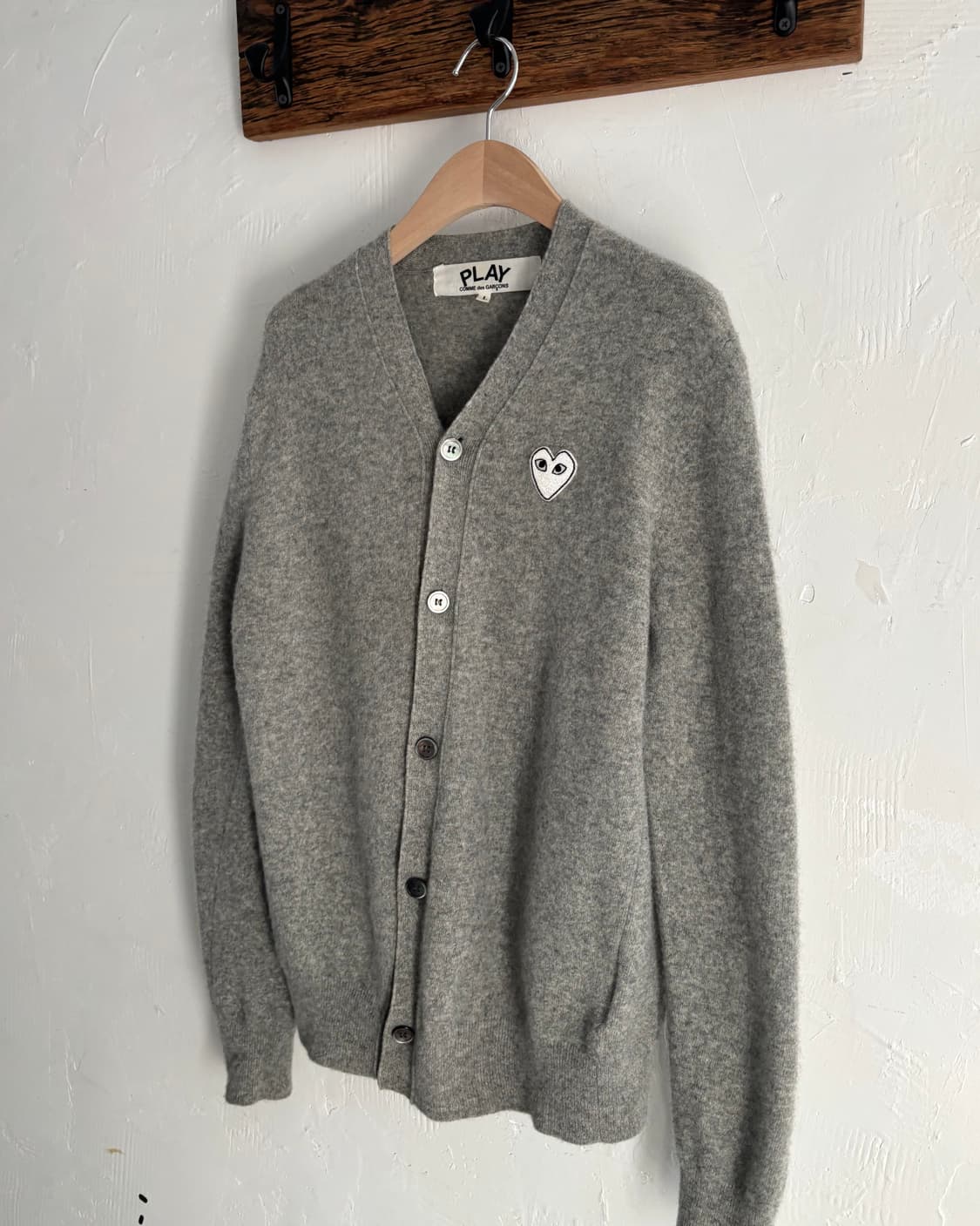 COMMEdesGARCONS 꼼데가르송 화이트 와펜 그레이 컬러 브이넥  상품이미지2