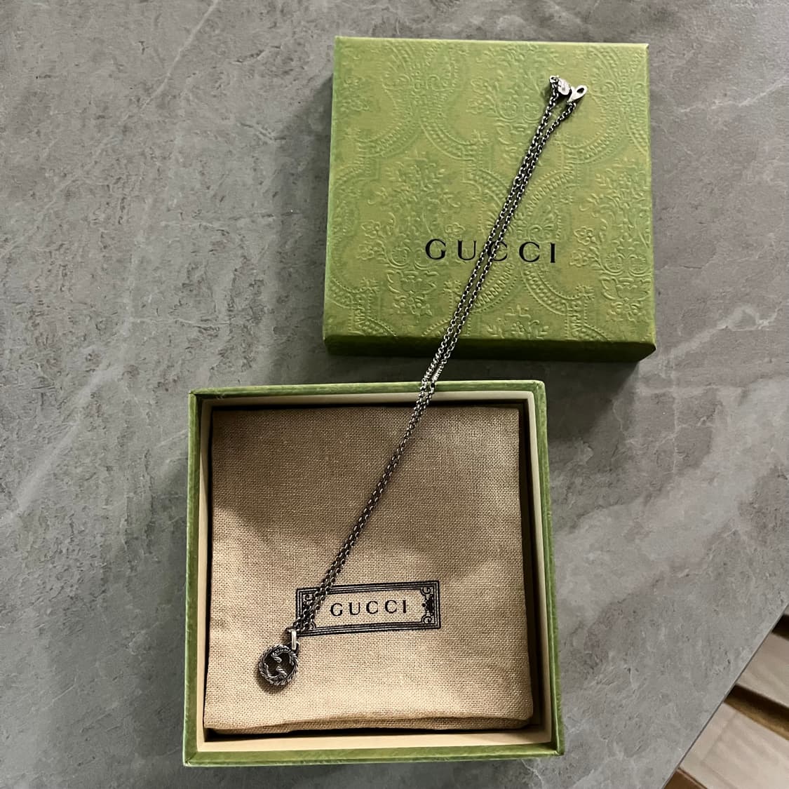 구찌 인터로킹 G 팬던트 네클리스 실버 상품이미지1