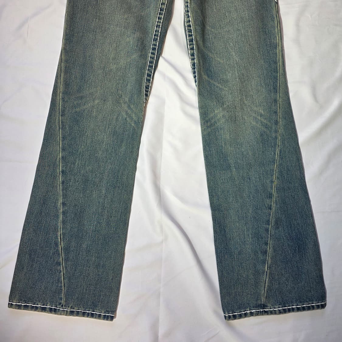 [34]트루릴리전 USA 화이트 스티치 부츠컷 데님 팬츠 상품이미지3