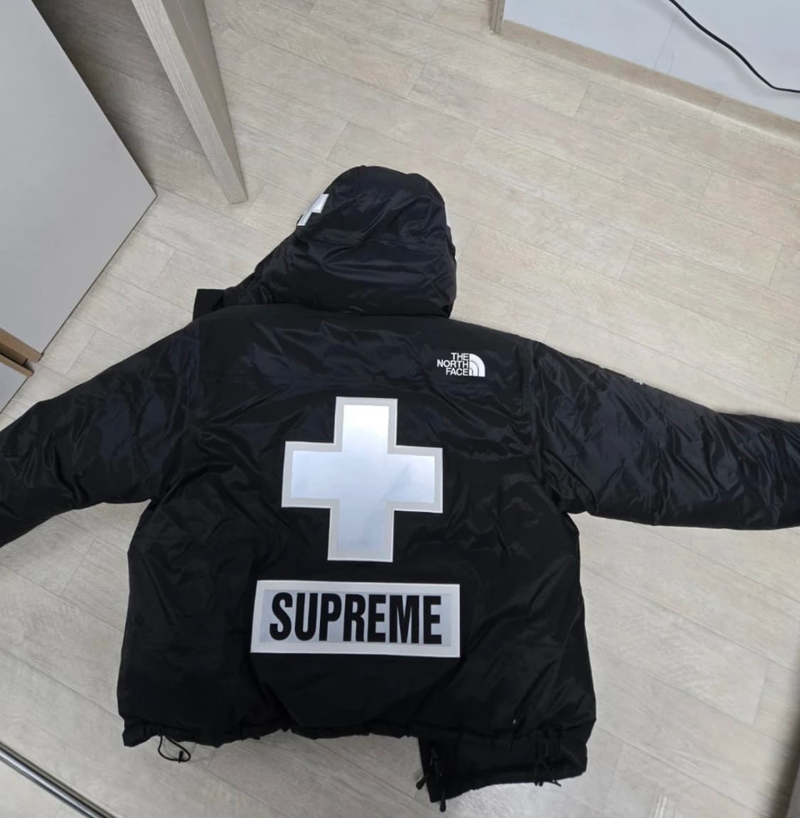 노스페이스 슈프림 콜라보 한정판 패딩 상품이미지4