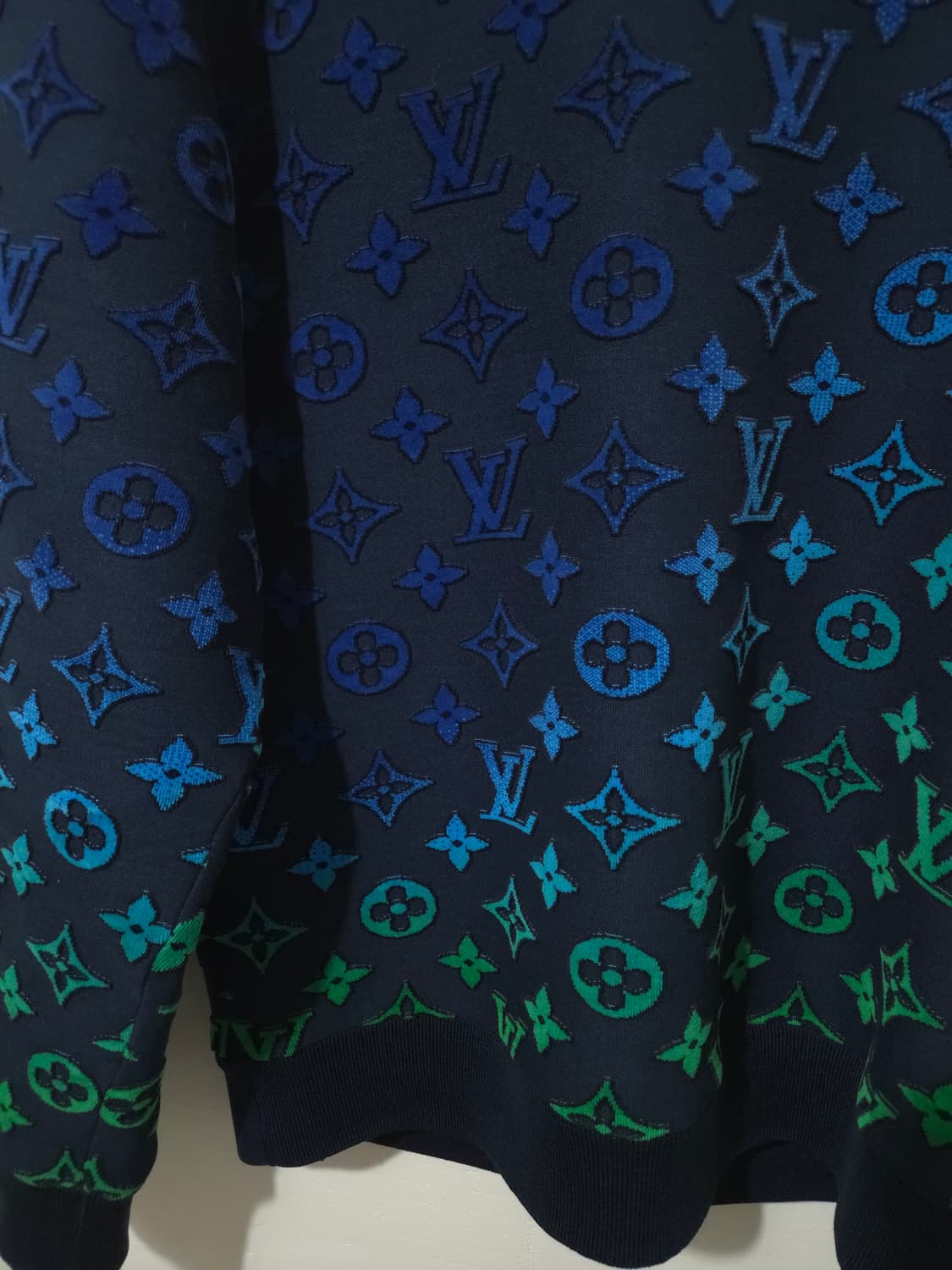 [새상품급] 루이비통 풀 모노그램 그라디언트 필쿠페 맨투맨 L Size 상품이미지5