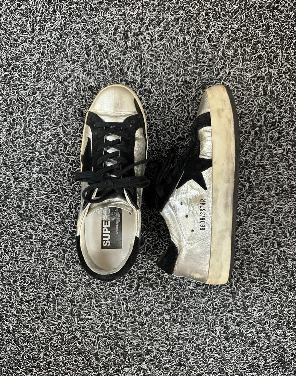골든구스 슈퍼스타 실버 & 블랙 스웨이드 스니커즈 상품이미지3