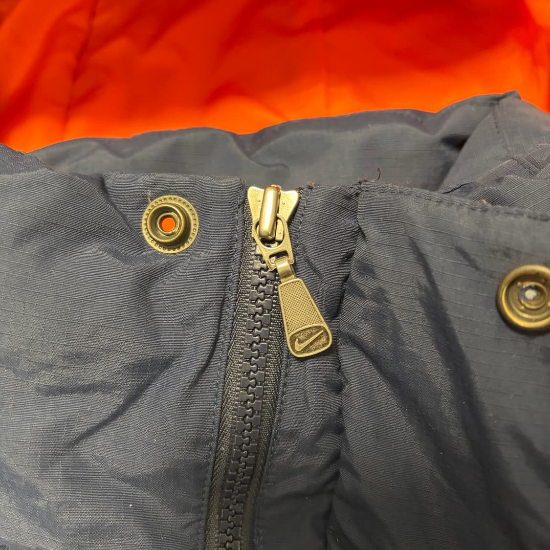 나이키 90s 올드스쿨 오렌지 스우시 네이비 푸퍼 패딩 상품이미지4