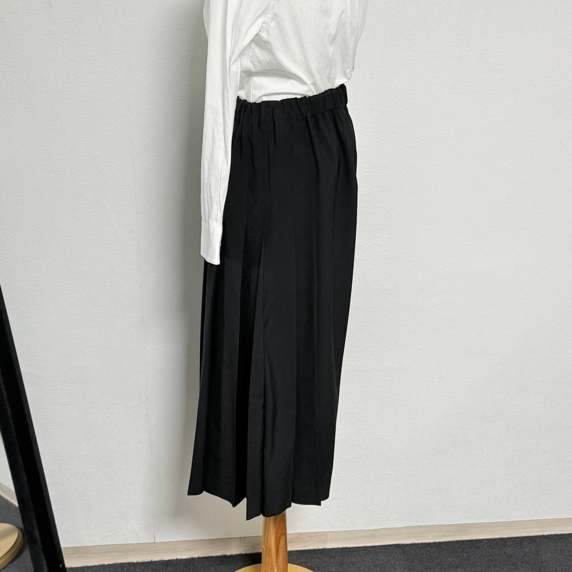 25ss 꼼데가르송 꼼데가르송 사이드 플리츠 팬츠 블랙xs 상품이미지2