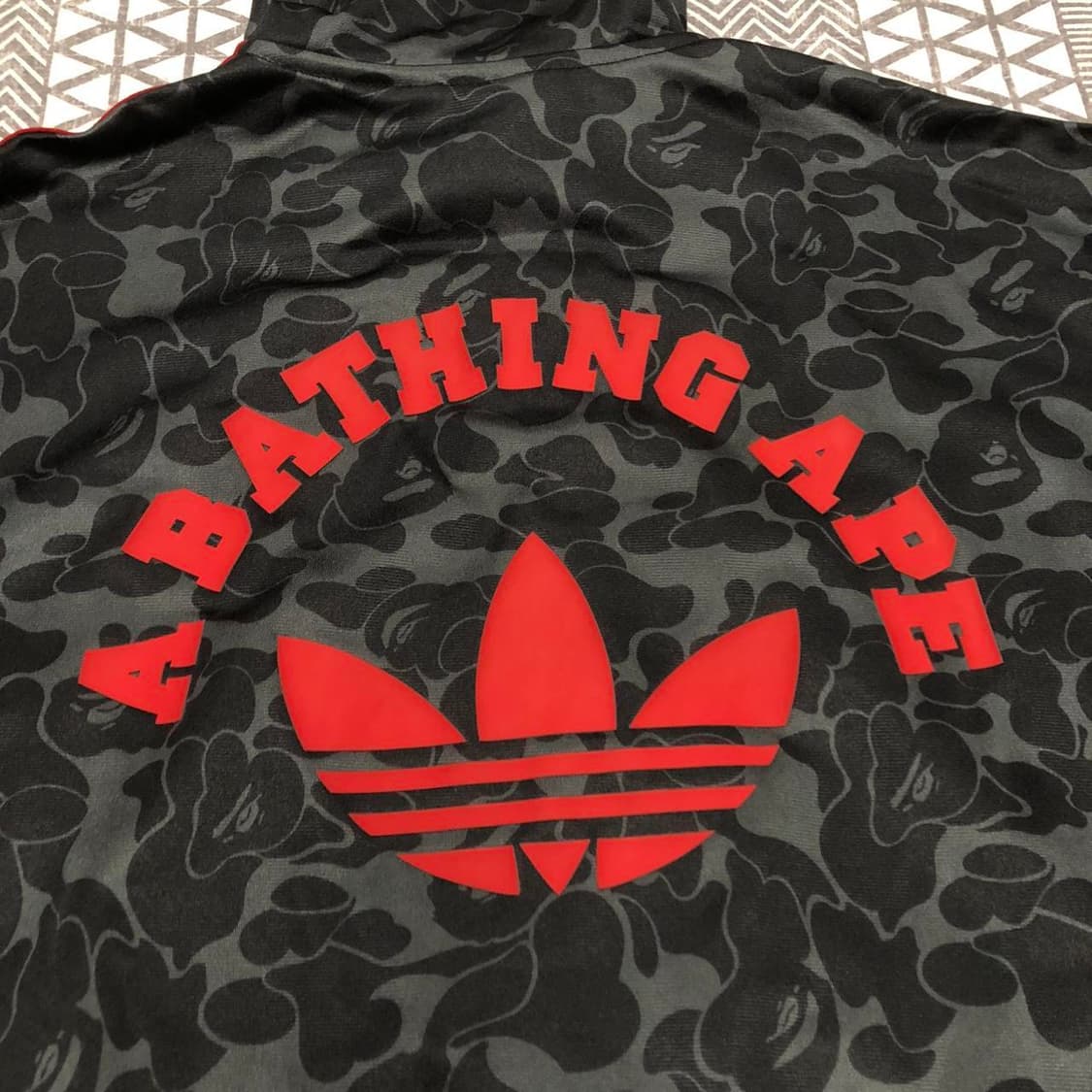 [M] 아디다스 x 베이프 올오버 프린트 트랙 탑 져지 블랙 상품이미지4