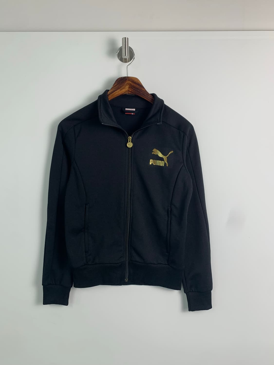 푸마 금장로고 블랙 트랙탑 져지 상품이미지2