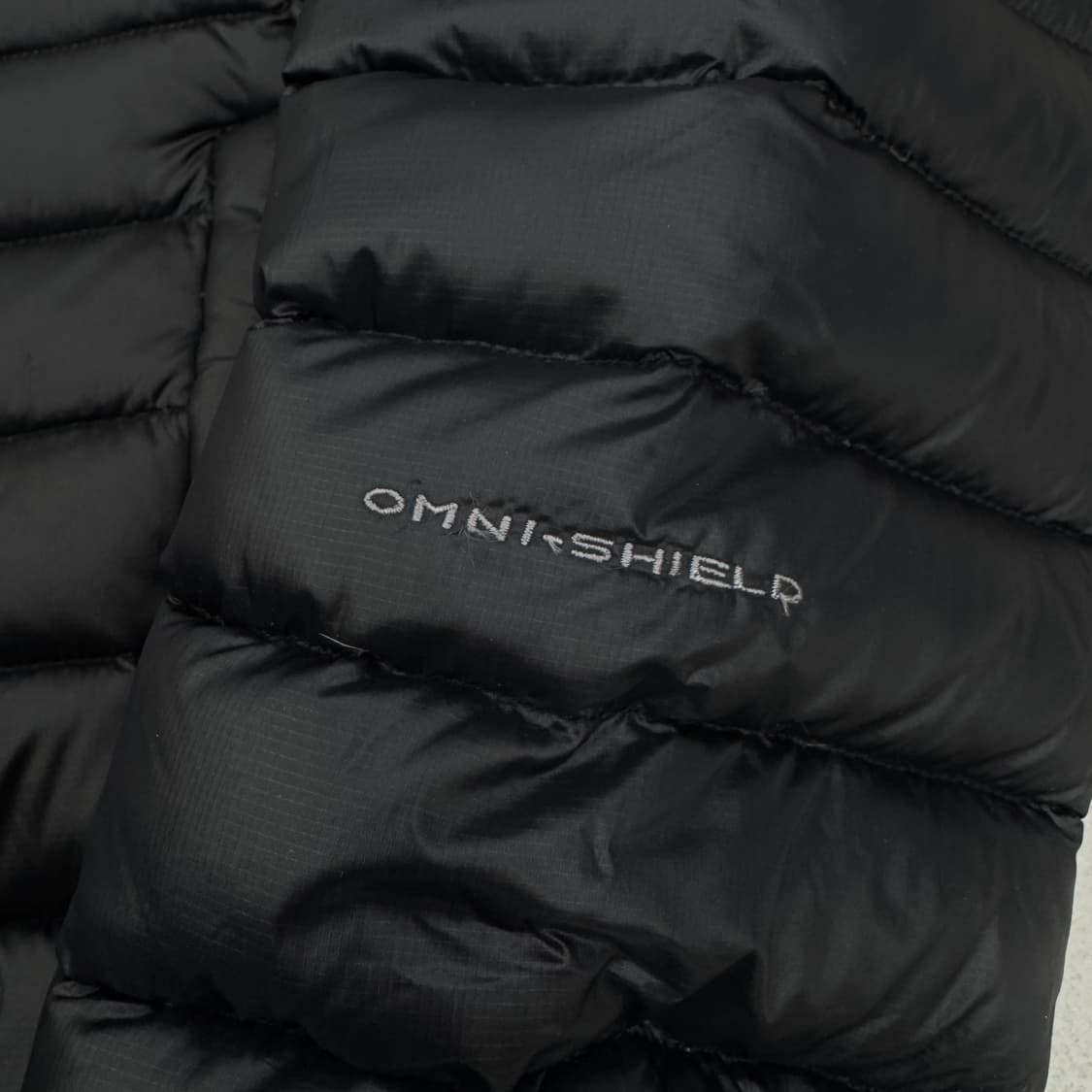 컬럼비아 고프코어 애벌레 퍼텍스 경량패딩 블랙 상품이미지4