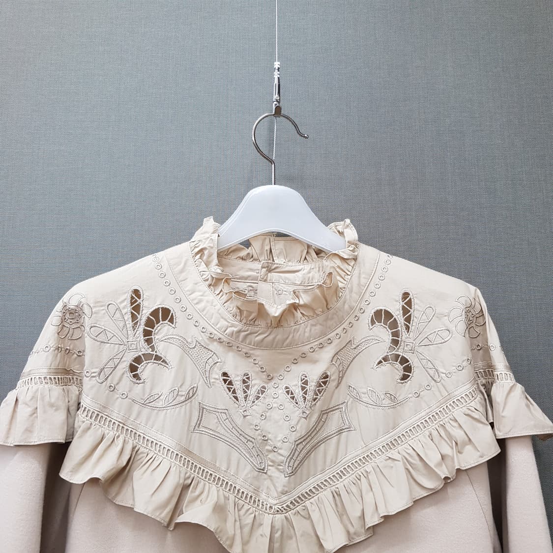 한섬 시스템 2020 프릴 자수 디테일 맨투맨 82-94-160사이즈 상품이미지2