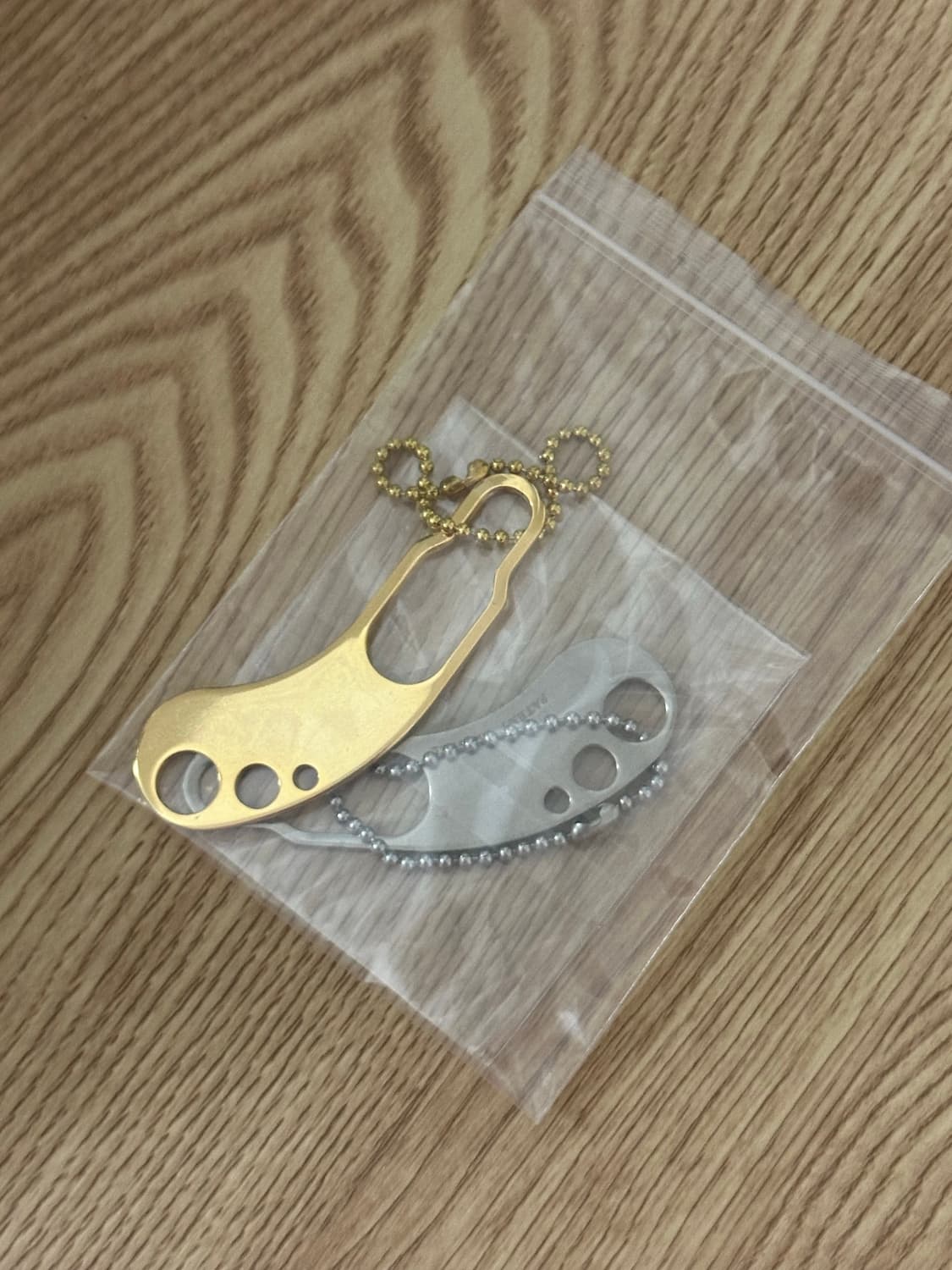 캐피탈 버튼후크 키링- 금색 상품이미지1