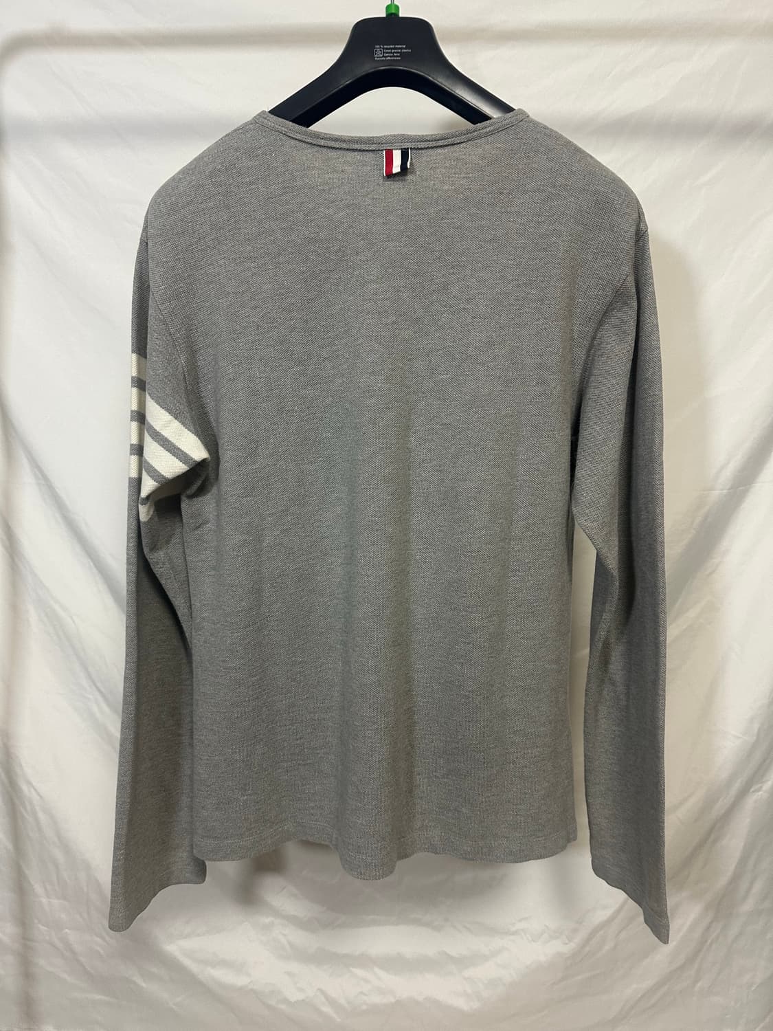 톰브라운 4선 완장 롱슬리브 그레이 (3) 상품이미지2