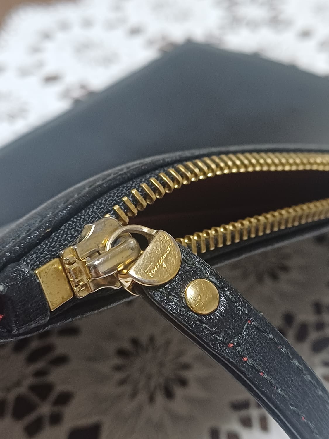 페라가모 간치니 레더 클러치백 상품이미지4