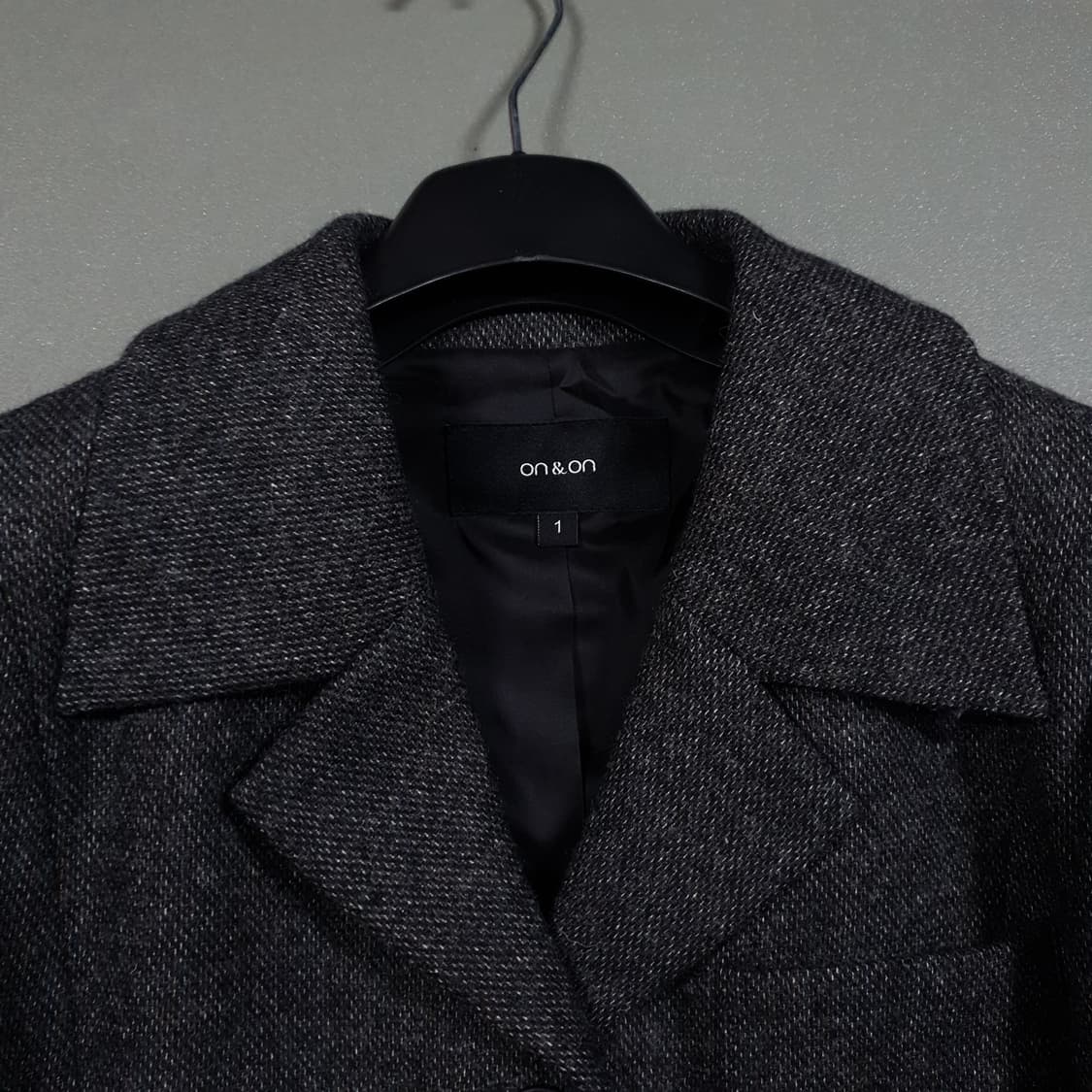 여성) 온앤온 아웃포켓 크롭 자켓 챠콜 싱글 버튼 미니멀 자켓 1 상품이미지4