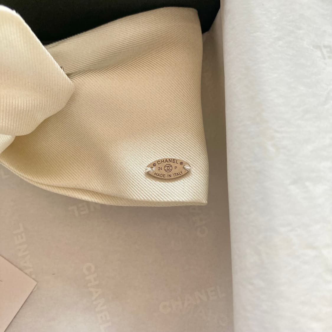 샤넬 실크리본 헤어핀 상품이미지4