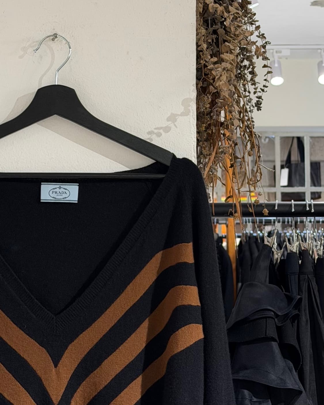 프라다 블랙 14fw 배색 딥 브이넥 니트 상품이미지3