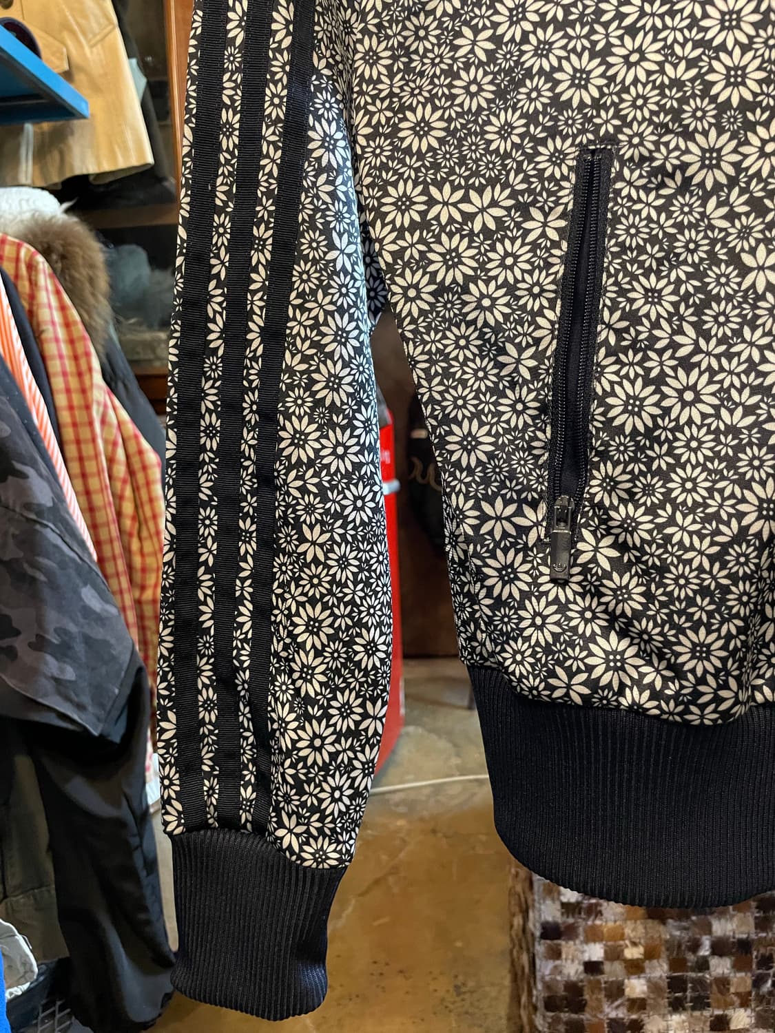 아디다스 오리지널스 플라워 패턴 트랙탑 저지 자켓 블랙  상품이미지4