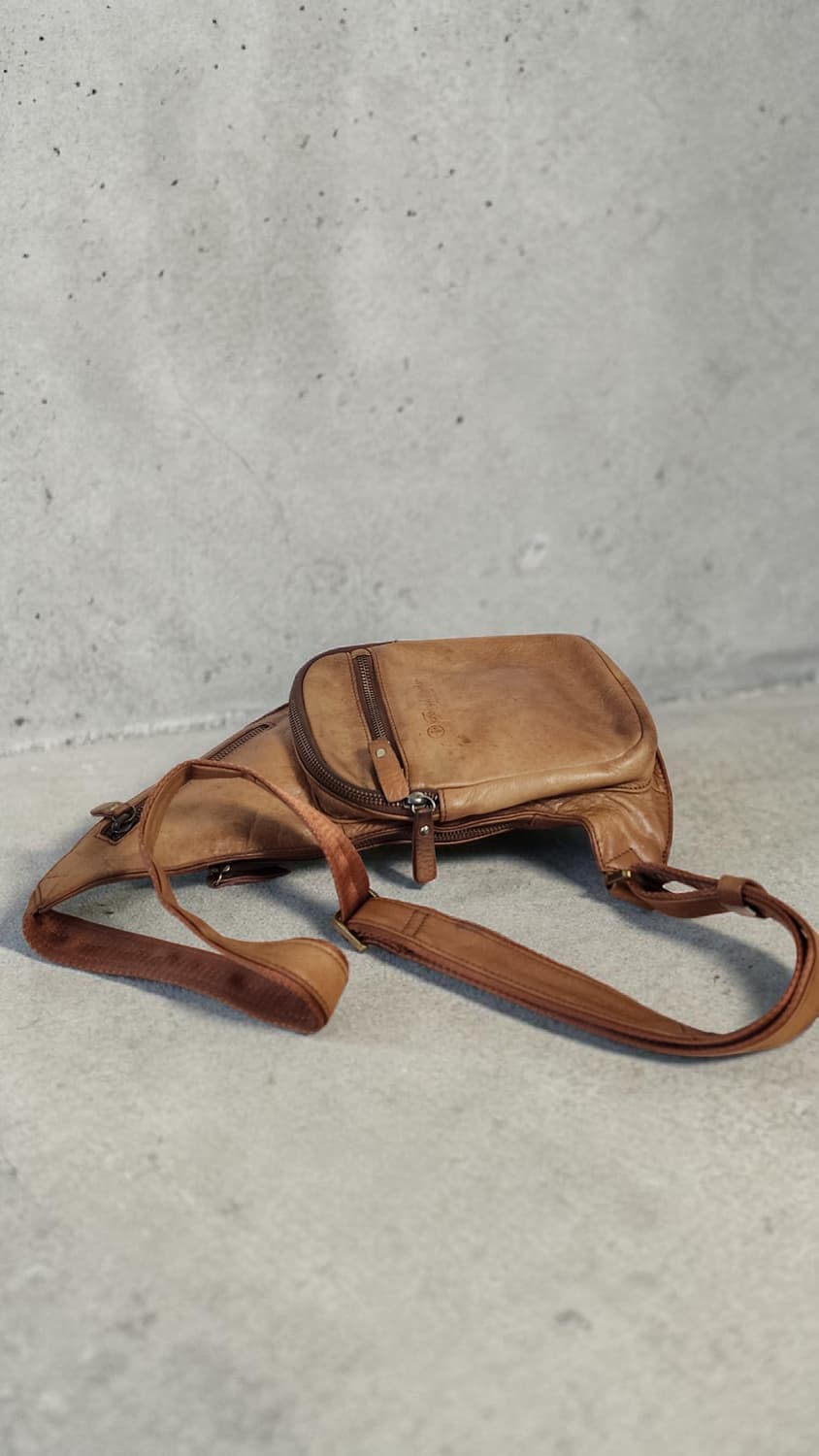 Tough Worker 가죽 슬링백 브라운 상품이미지4