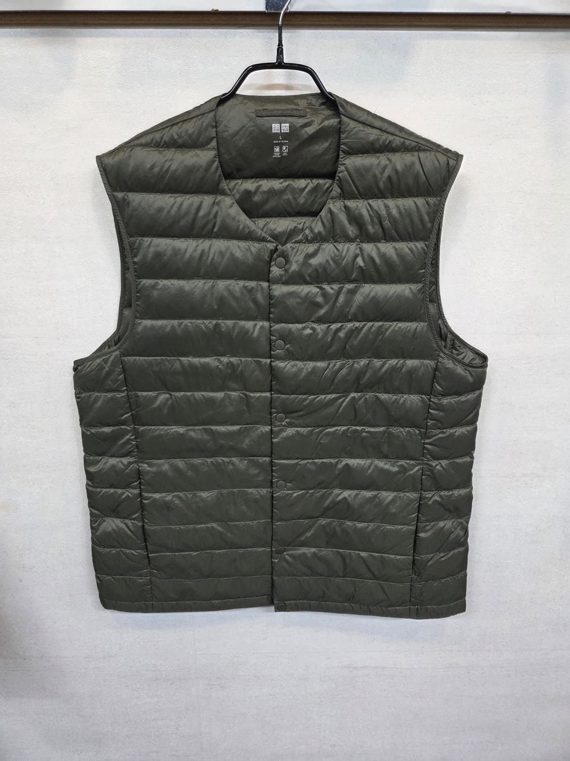 유니클로 경량패딩 조끼 L 카키  상품이미지1