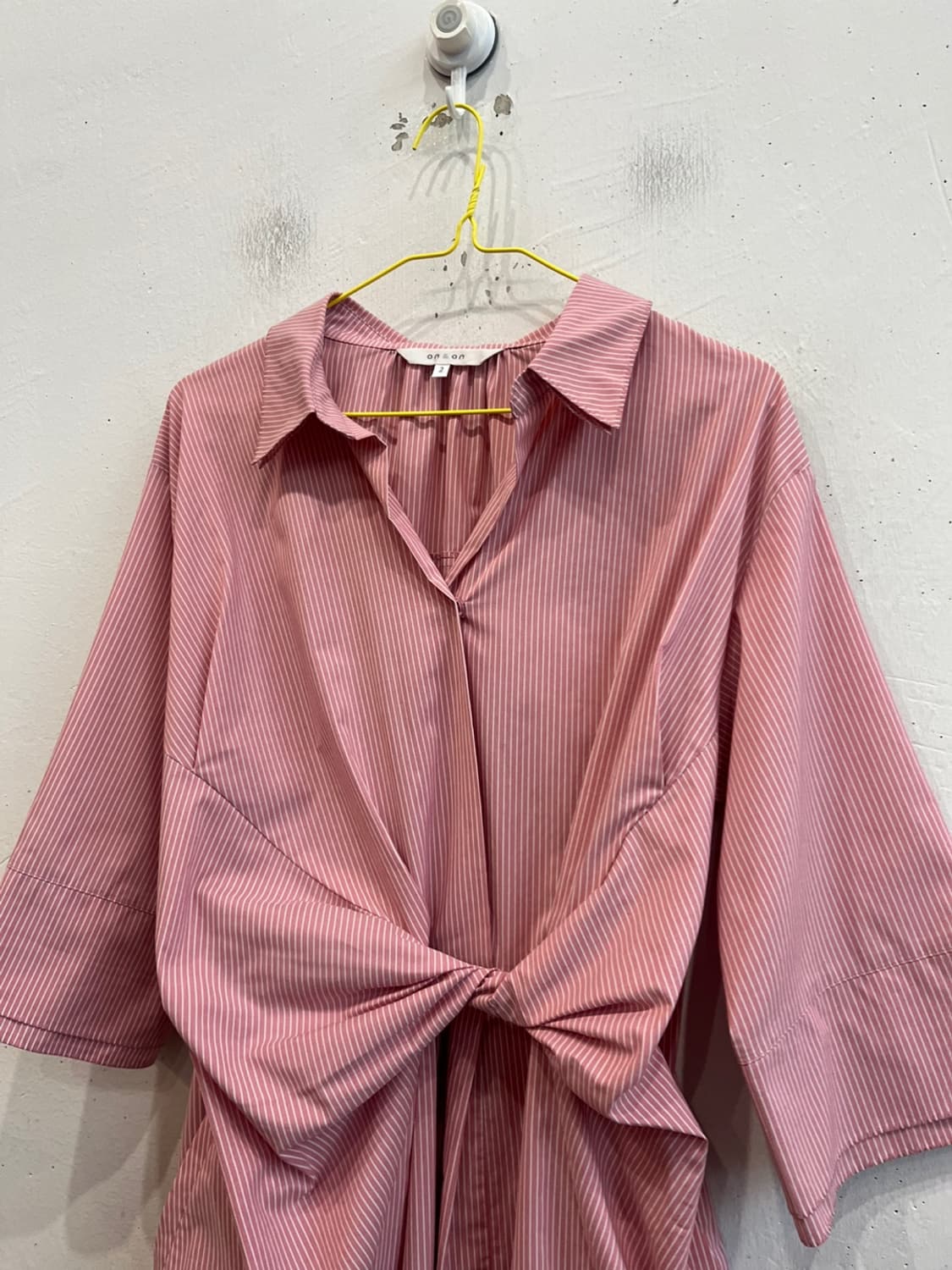 온앤온 스트라이프 꼬임 원피스 상품이미지2