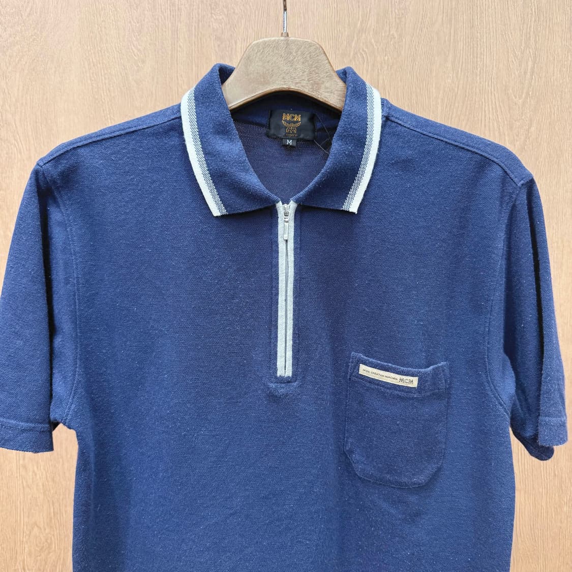 MCM 하프집업 피케 반팔 티셔츠 로고 포켓 디테일 네이비 상품이미지4