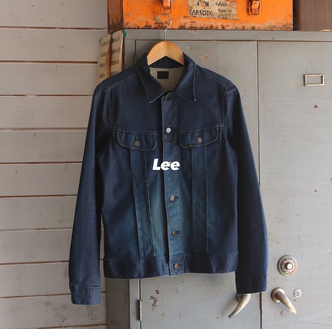 (착용컷) Lee 데님 트러커 자켓 (남성용 M) 상품이미지1