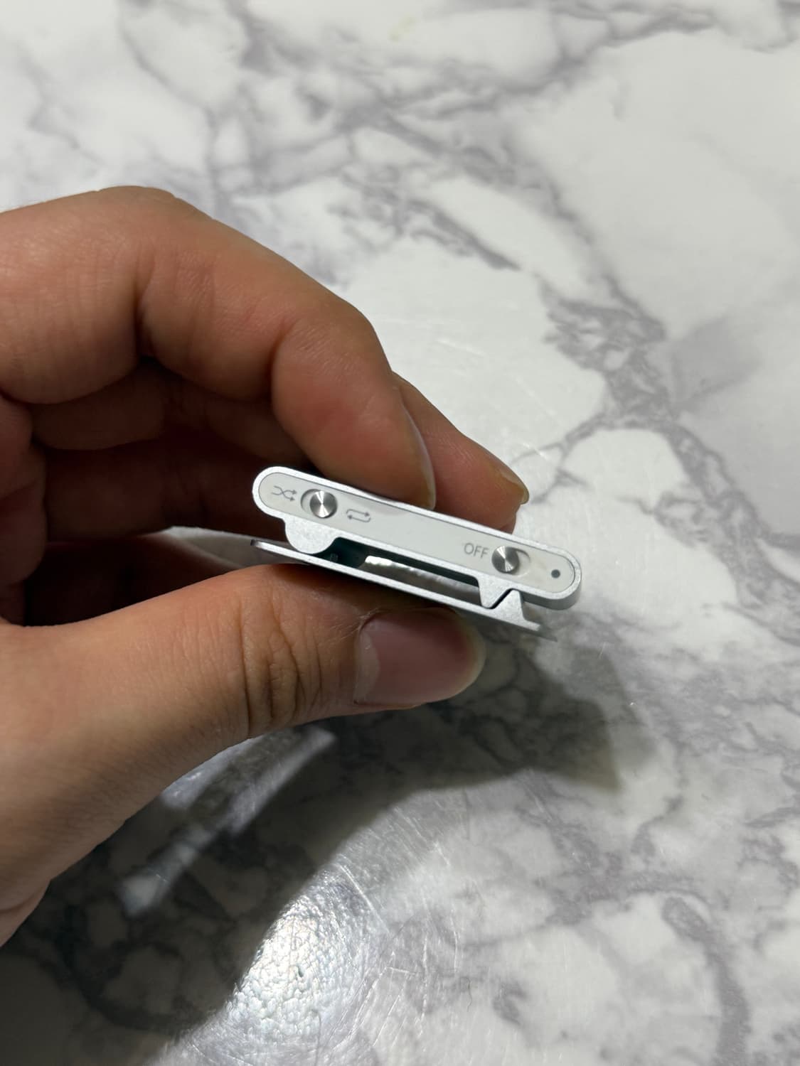 애플 아이팟 셔플 실버2 + 충전케이블 상품이미지5