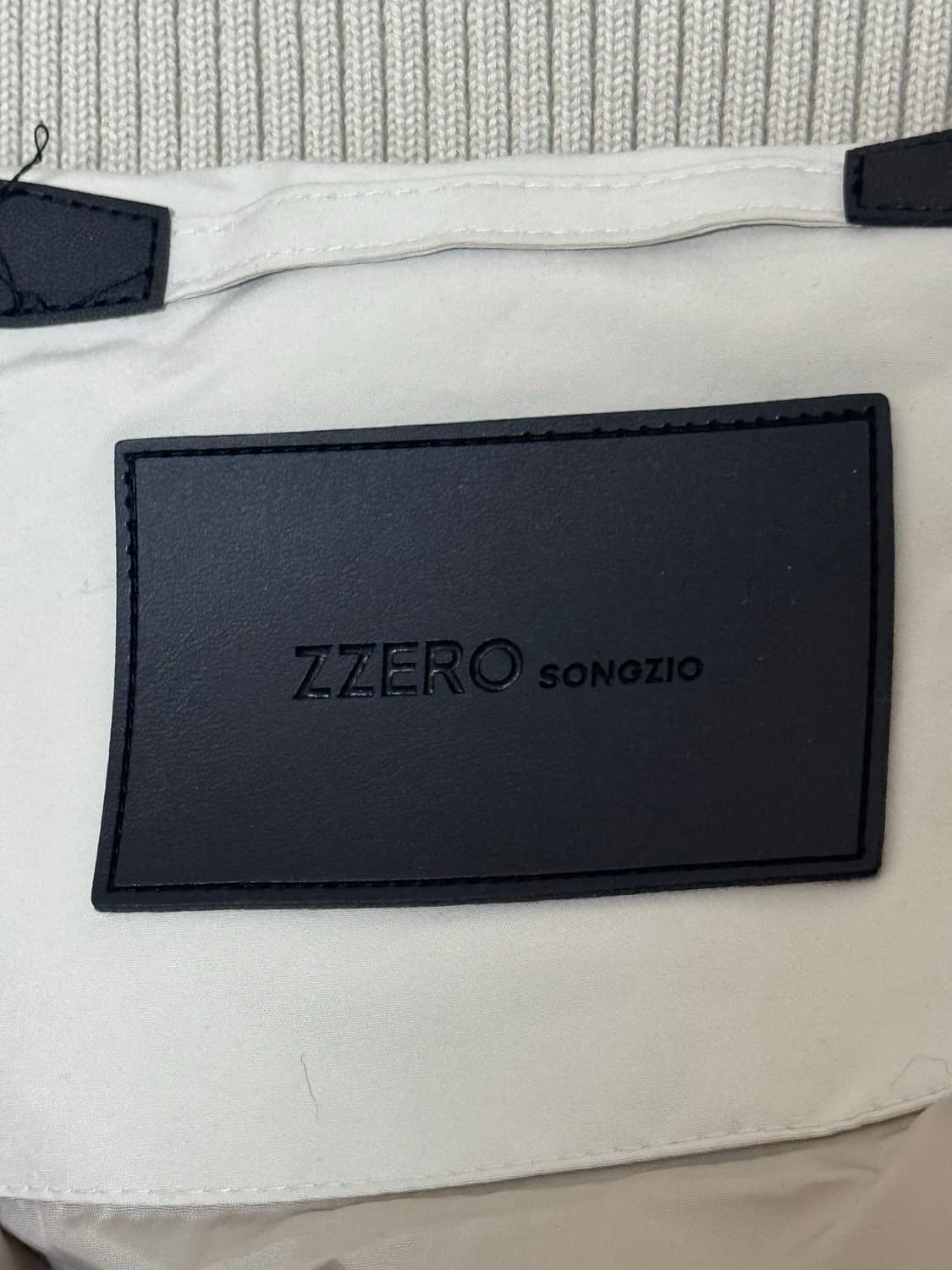 지제로 크림 패딩 xs 판매합니다!!! 상품이미지3